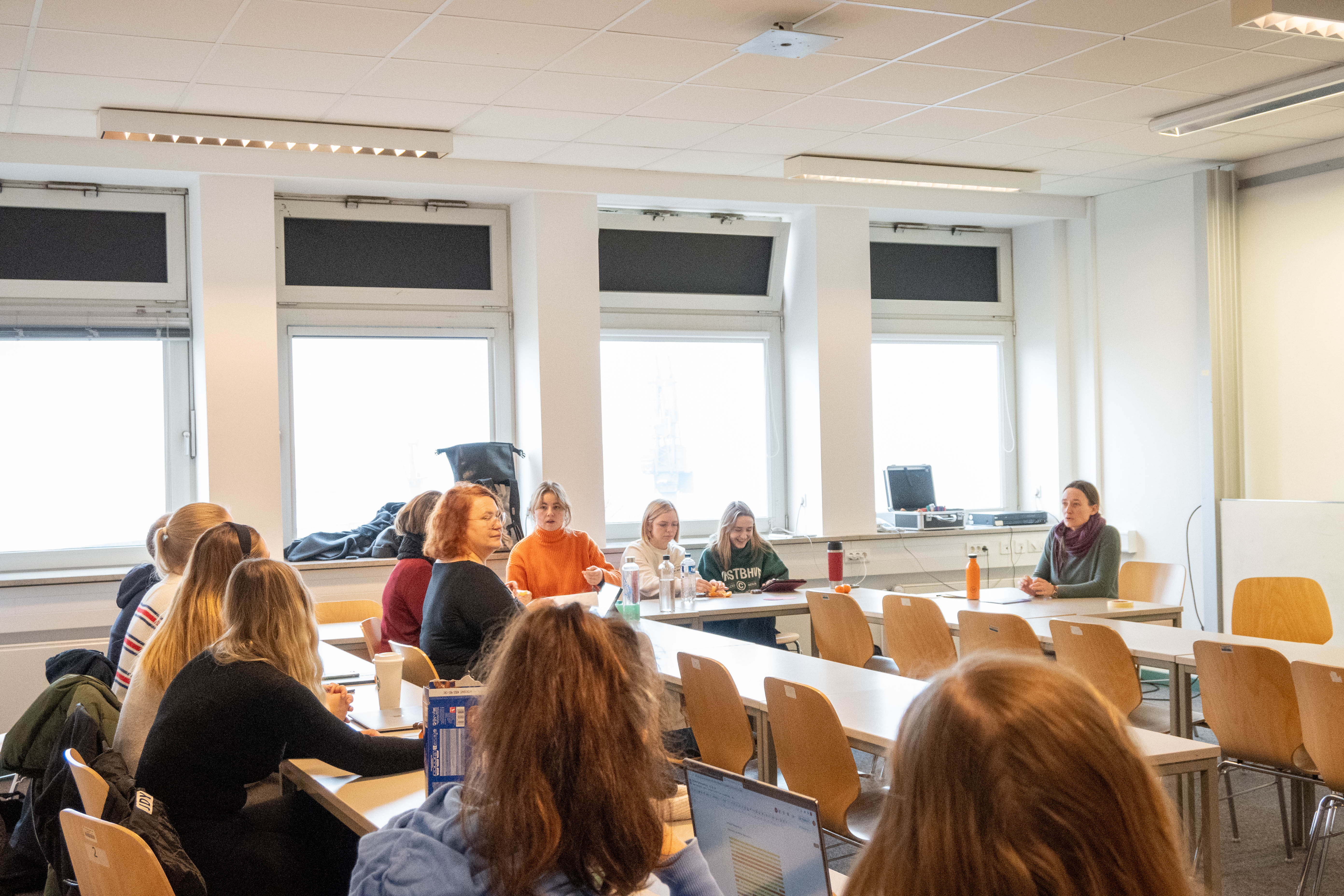 Ein Seminarraum an der FH Kiel. An den Tischen sitzen Studierende.