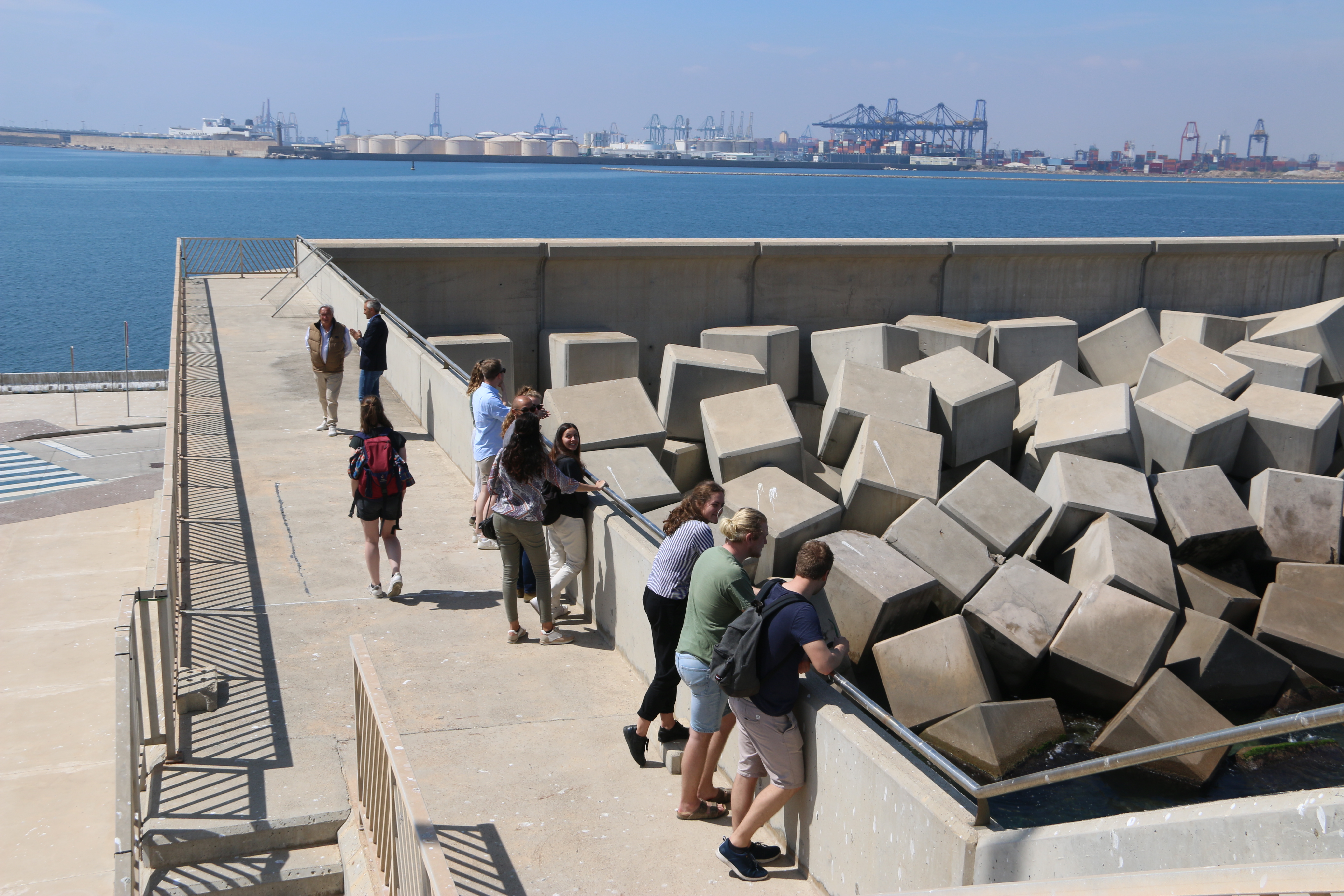 Blick auf Wellenbrecher im Hafen von Valencia