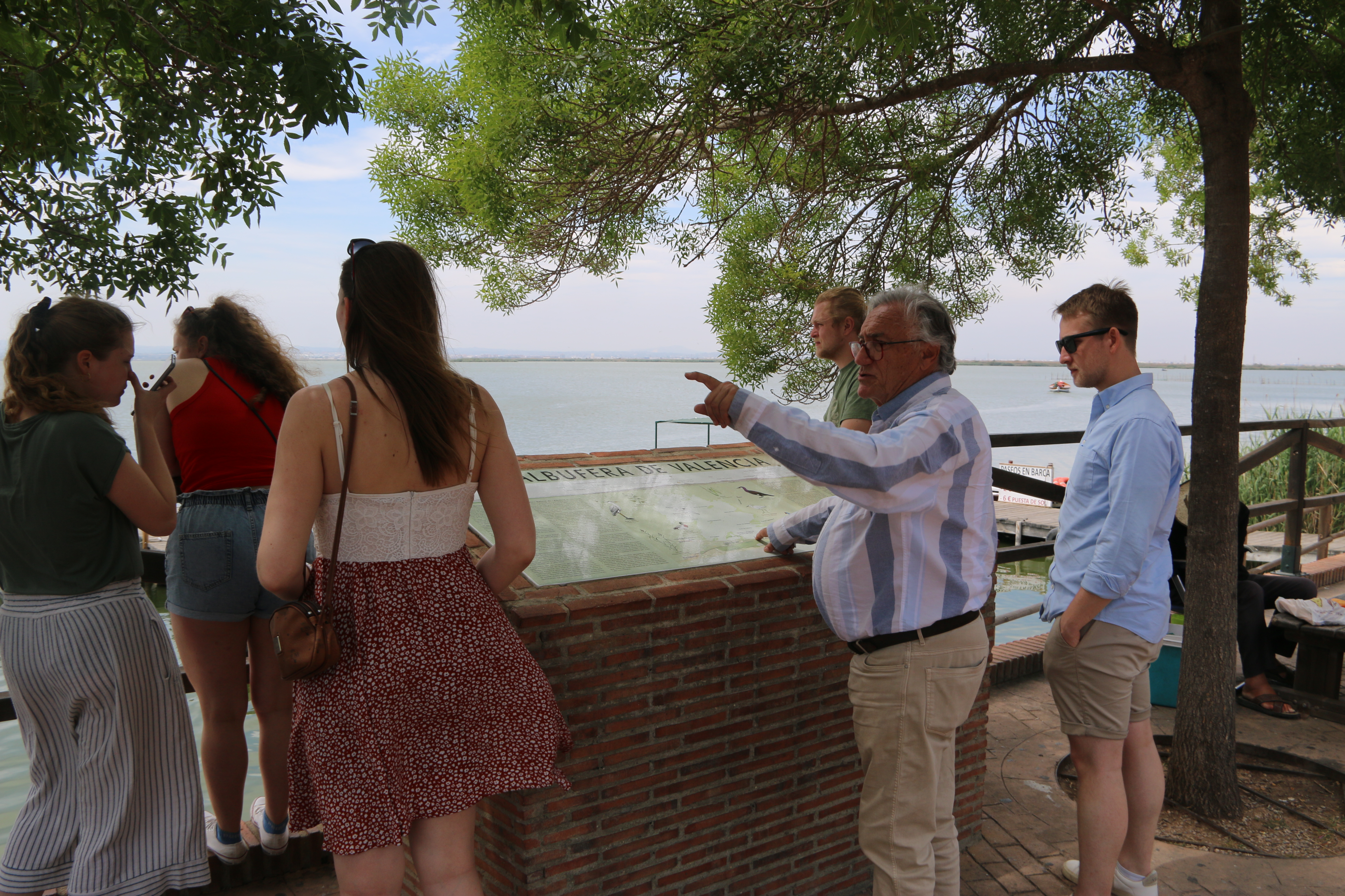 Kieler Studierende hören an der Albufera fachlichen Erläuterungen zu