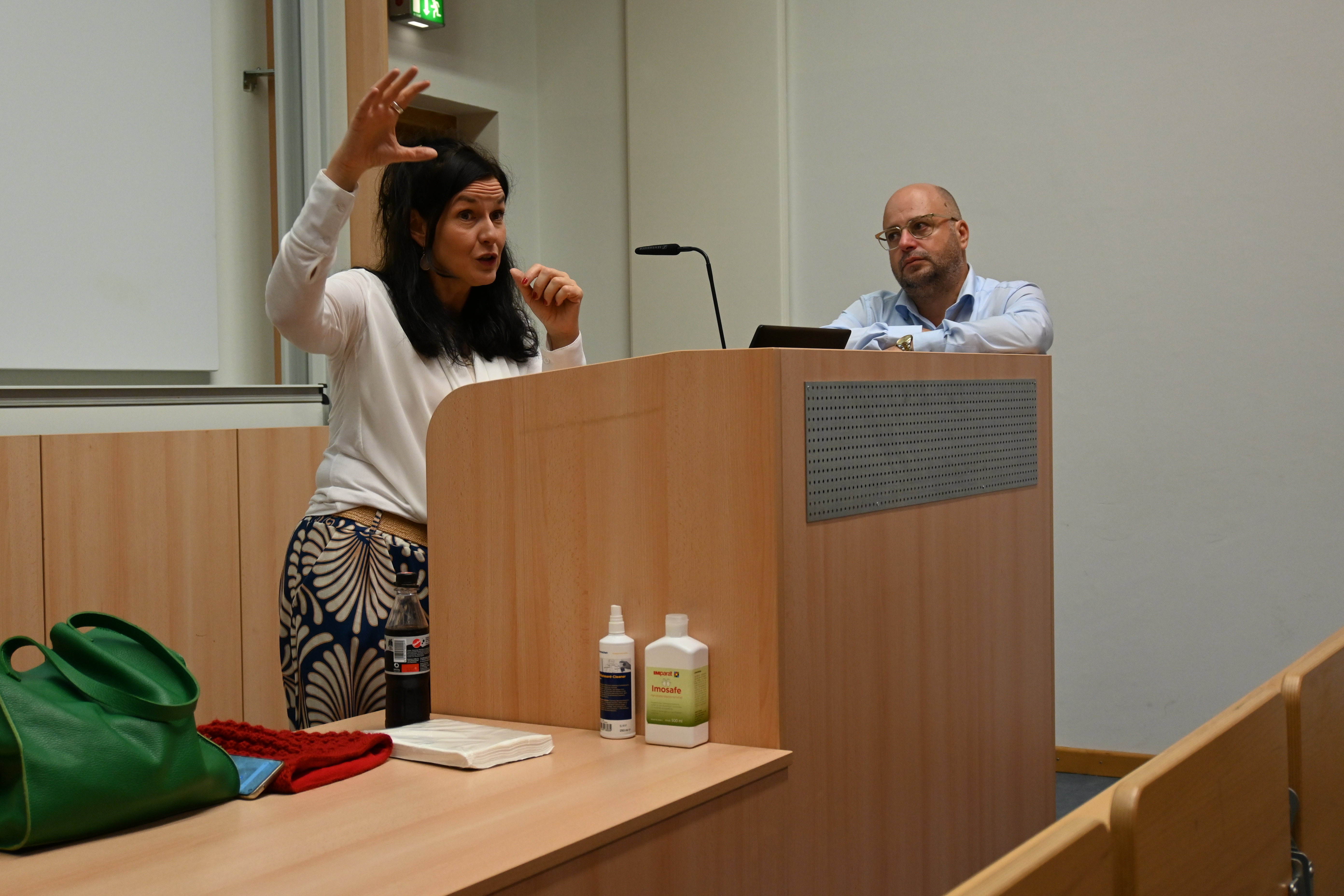 Professorin Tanja Pütz und Professor Vasilis Tsianos in einem Hörsaaal