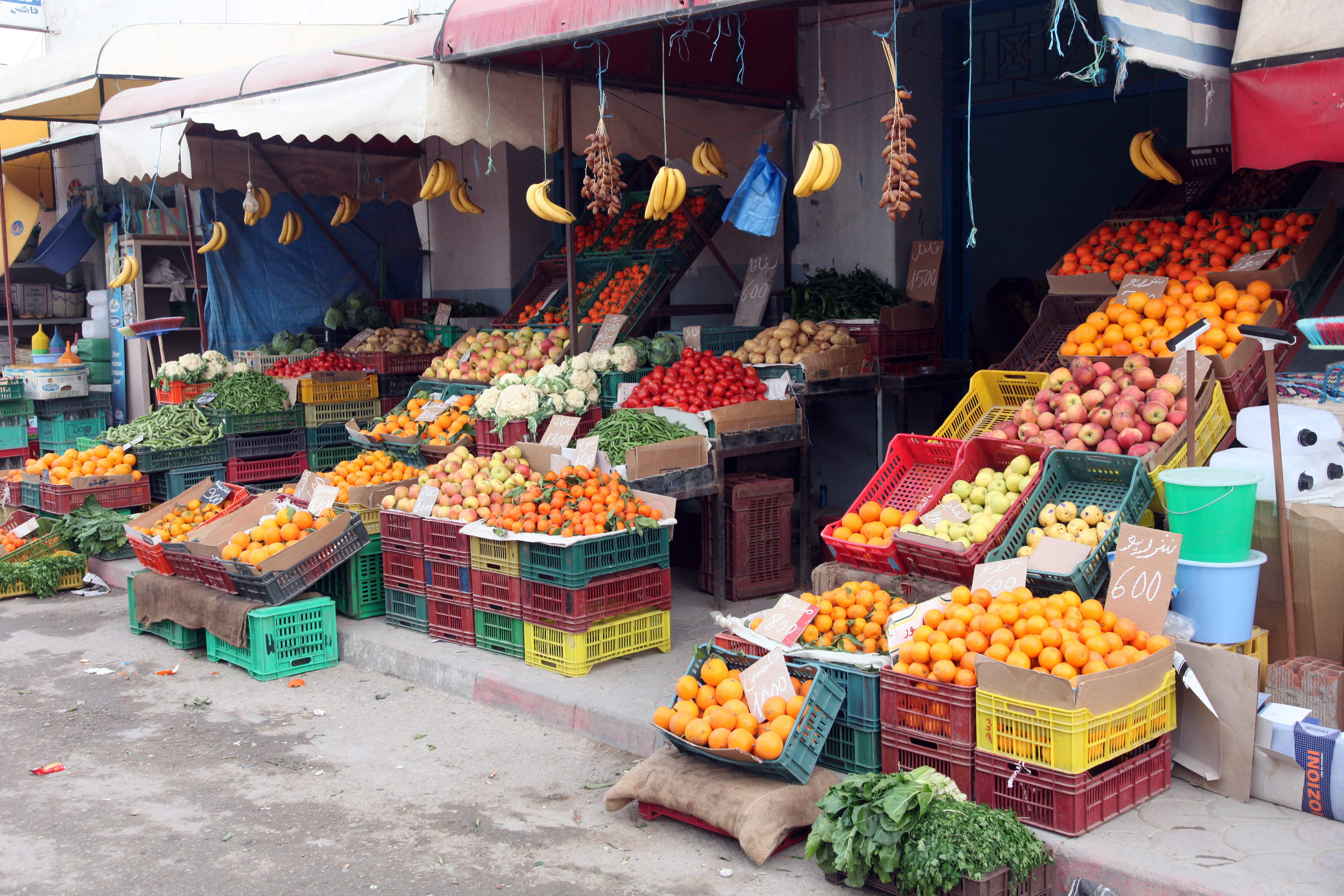 Fresh fruits and vegetables on a traditional market, El-Jem, Tun Gemüsekisten vor einem Geschäft