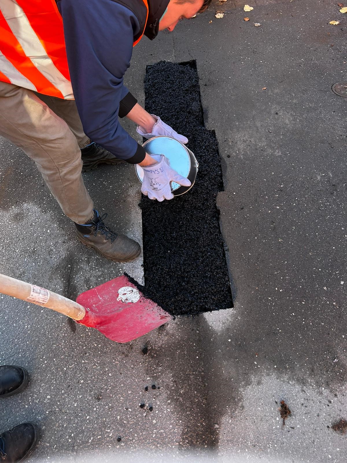 Ein Mann mit einem Eimer