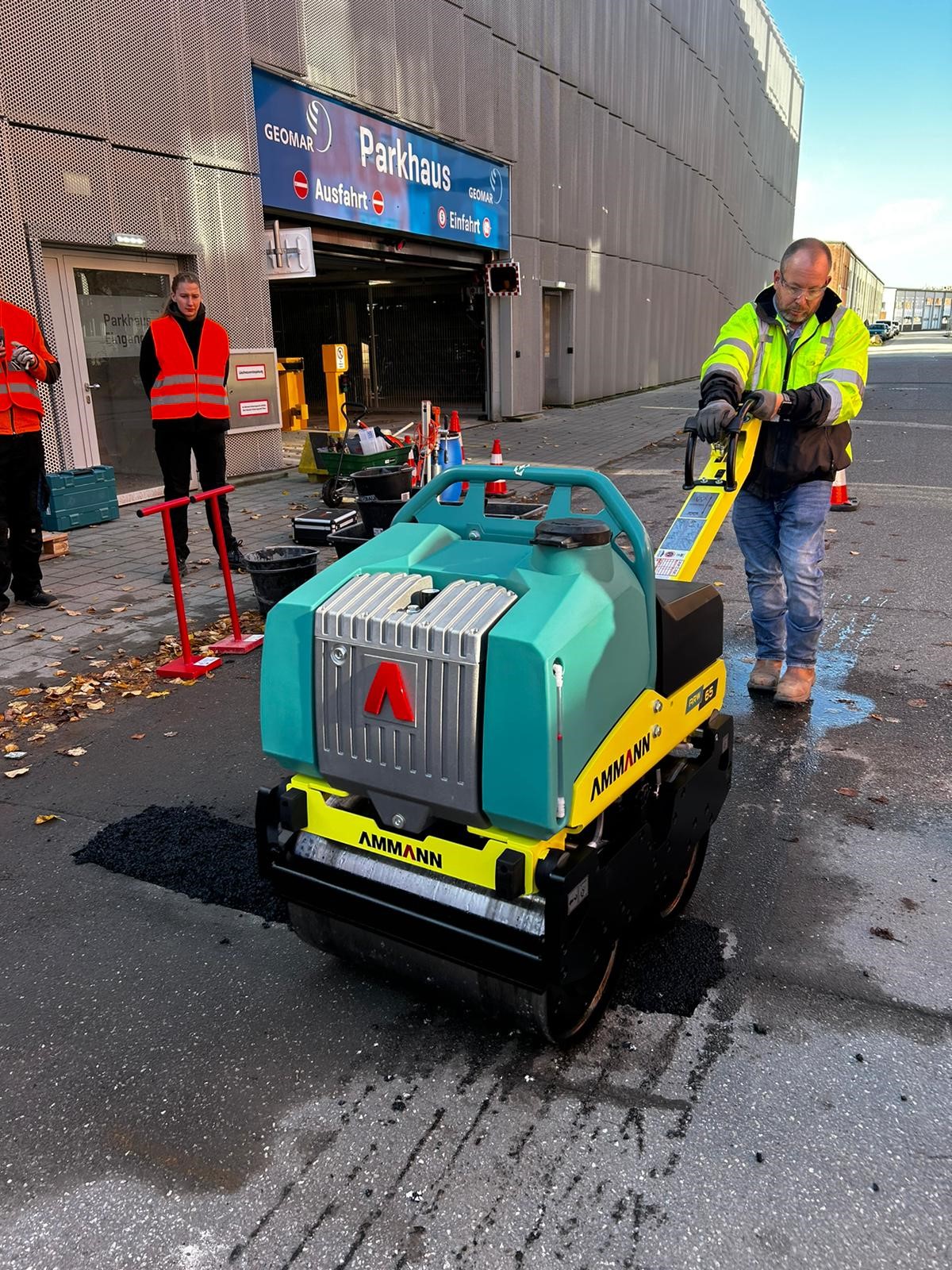 Ein Mann mit einer Walze