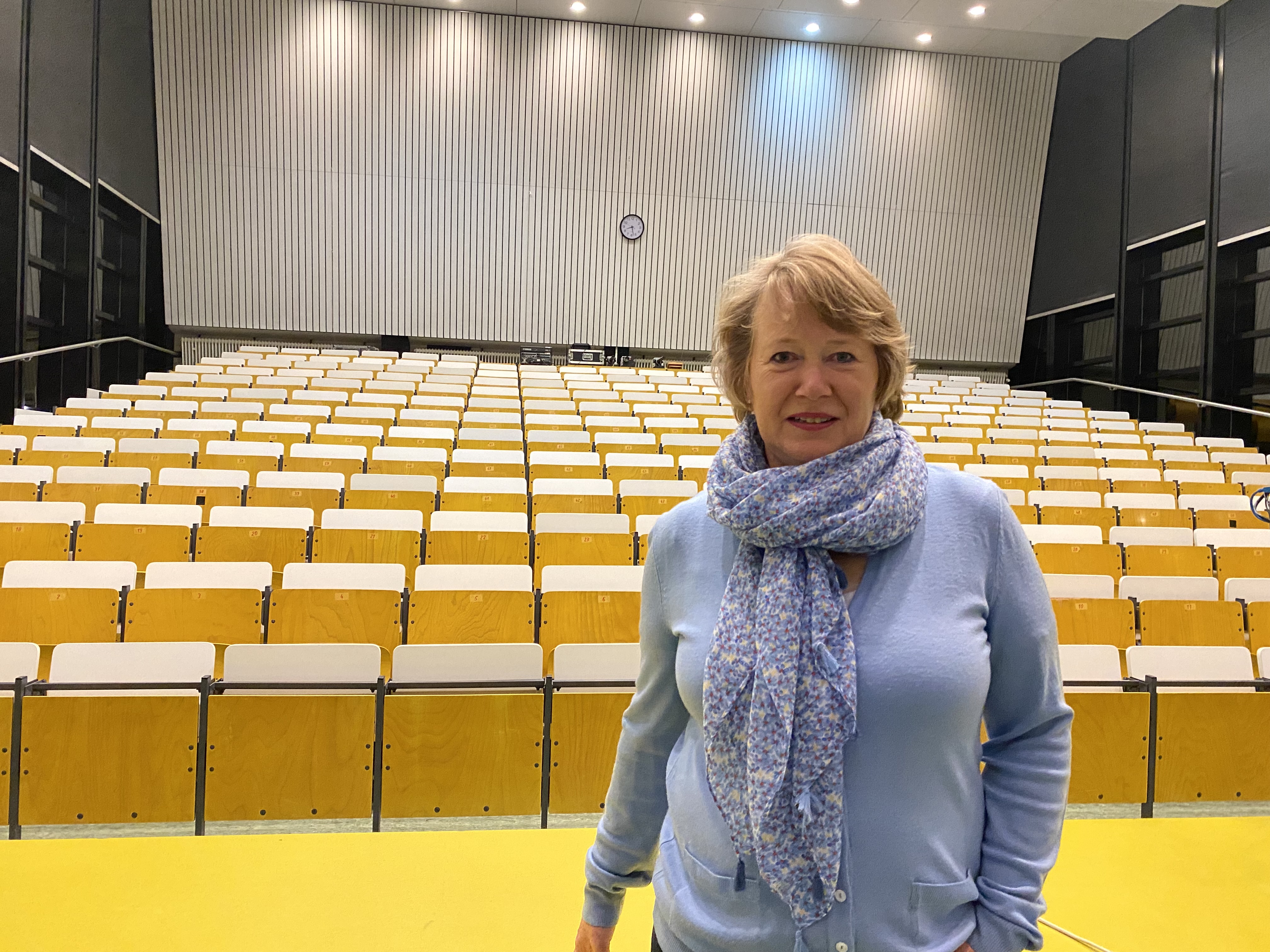 Prof. Dr. Doris Weßels vor dem Start der Abschlussveranstaltung des Science Day 2023 in Kiel im Physikzentrum der CAU