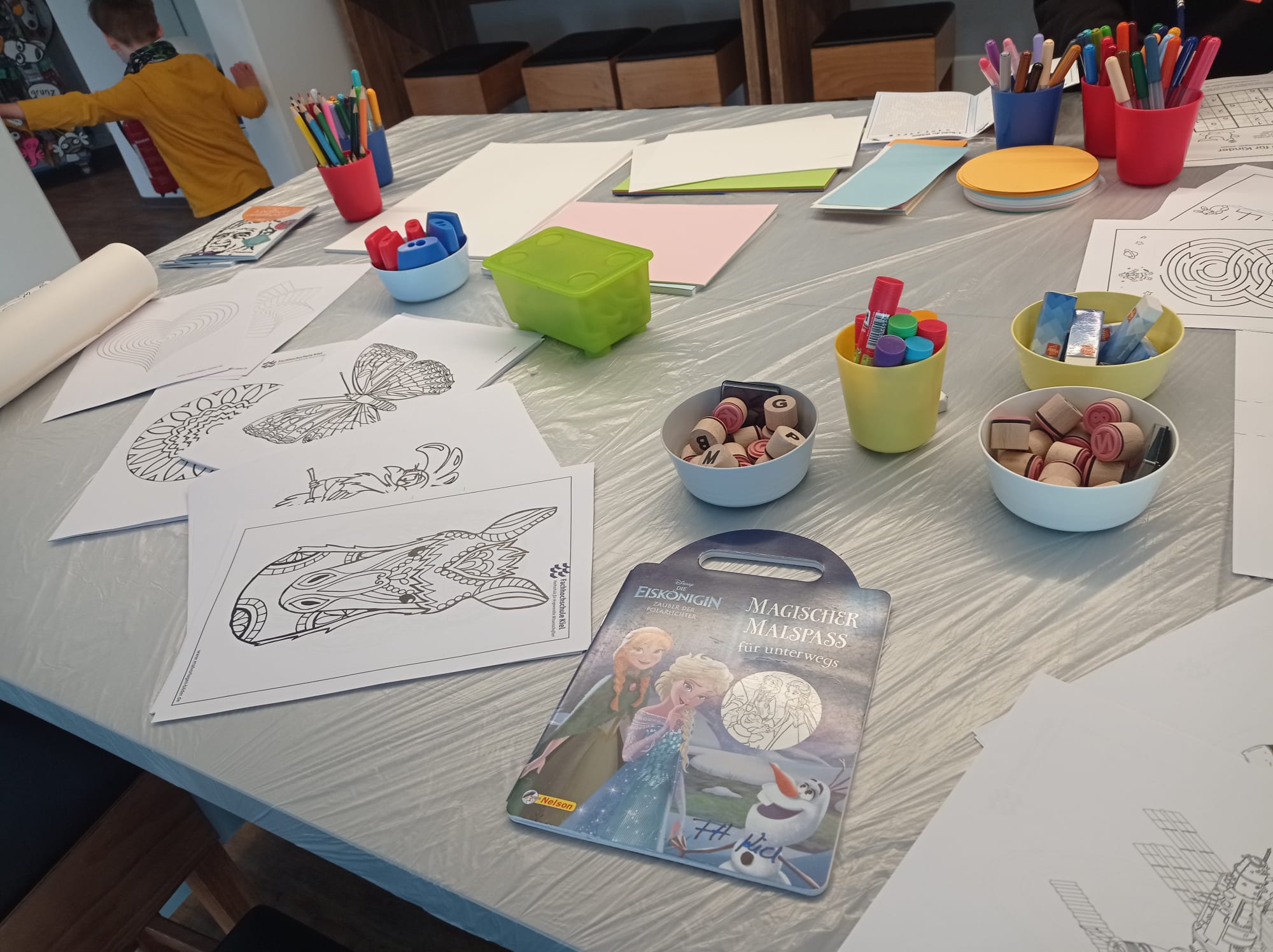 ein Tisch mit Malutensilien