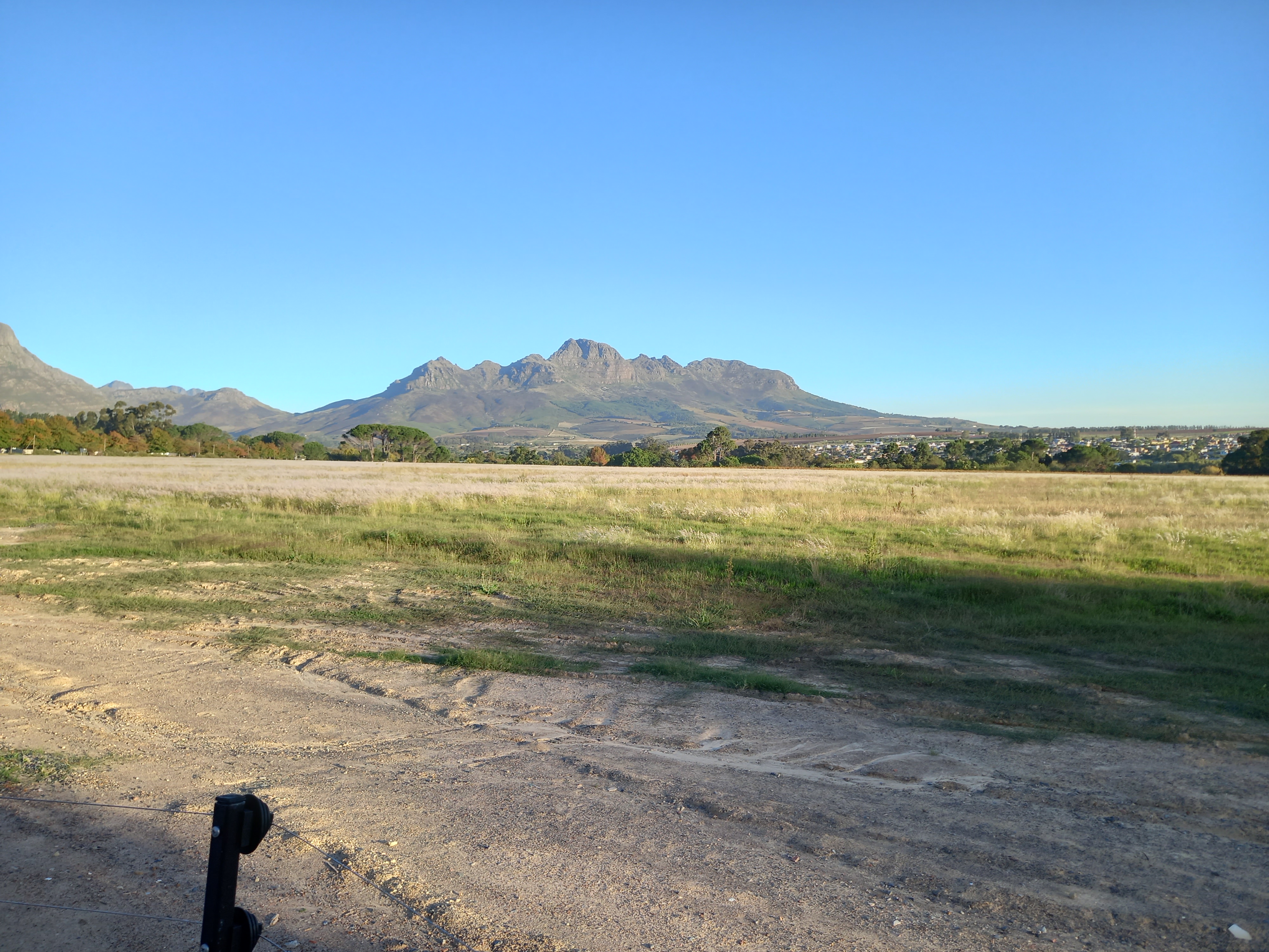Ein Berg hinter einem Feld