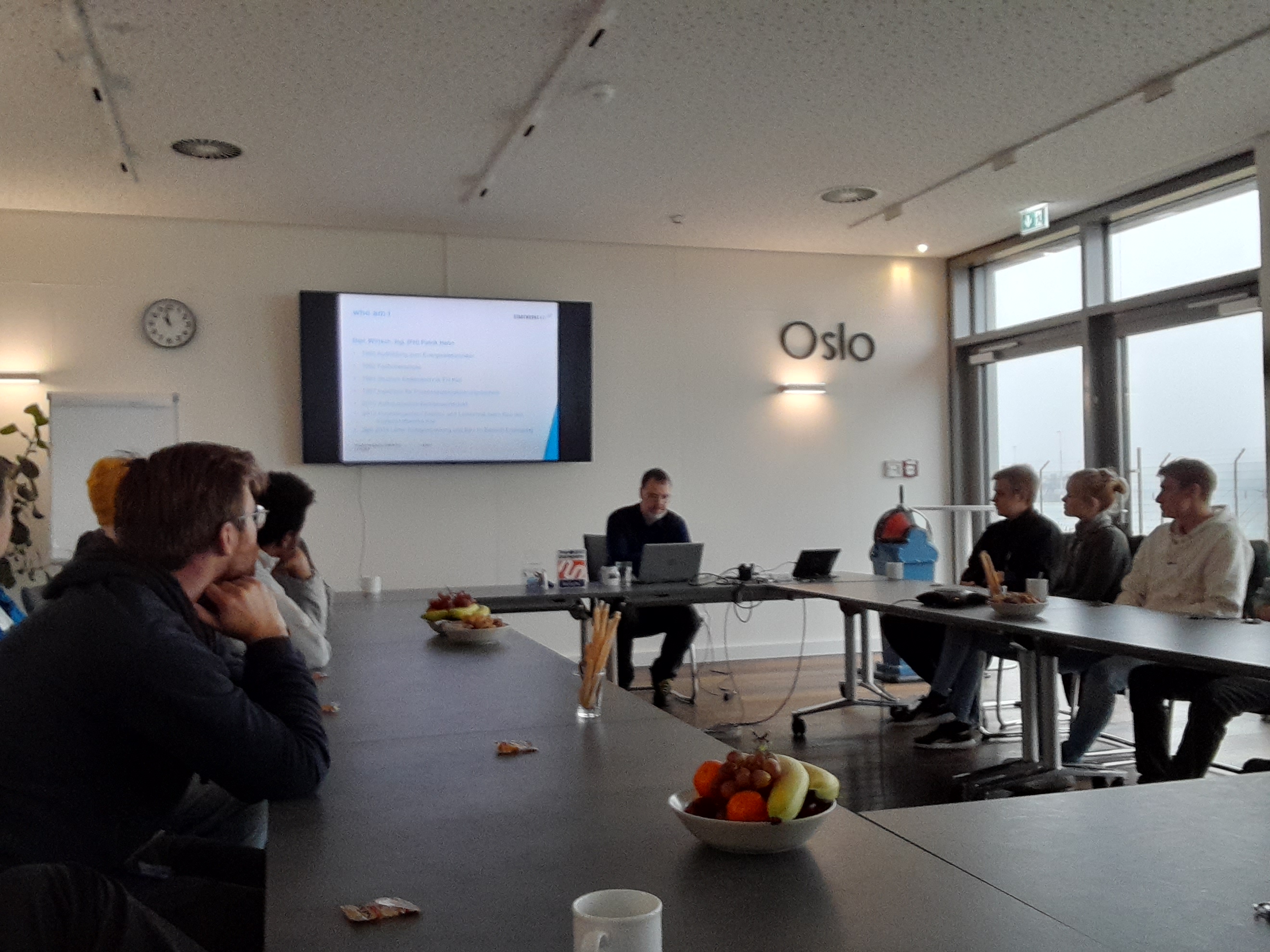 FH-Studierende im Besprechungsraum im Küstenkraftwerk Kiel