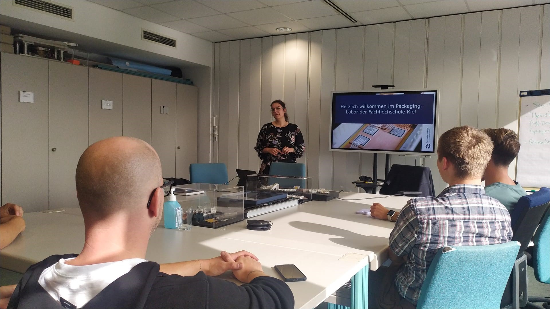 Prof. Aylin Bicakci spricht mit Besuchern des Science Day Kiel