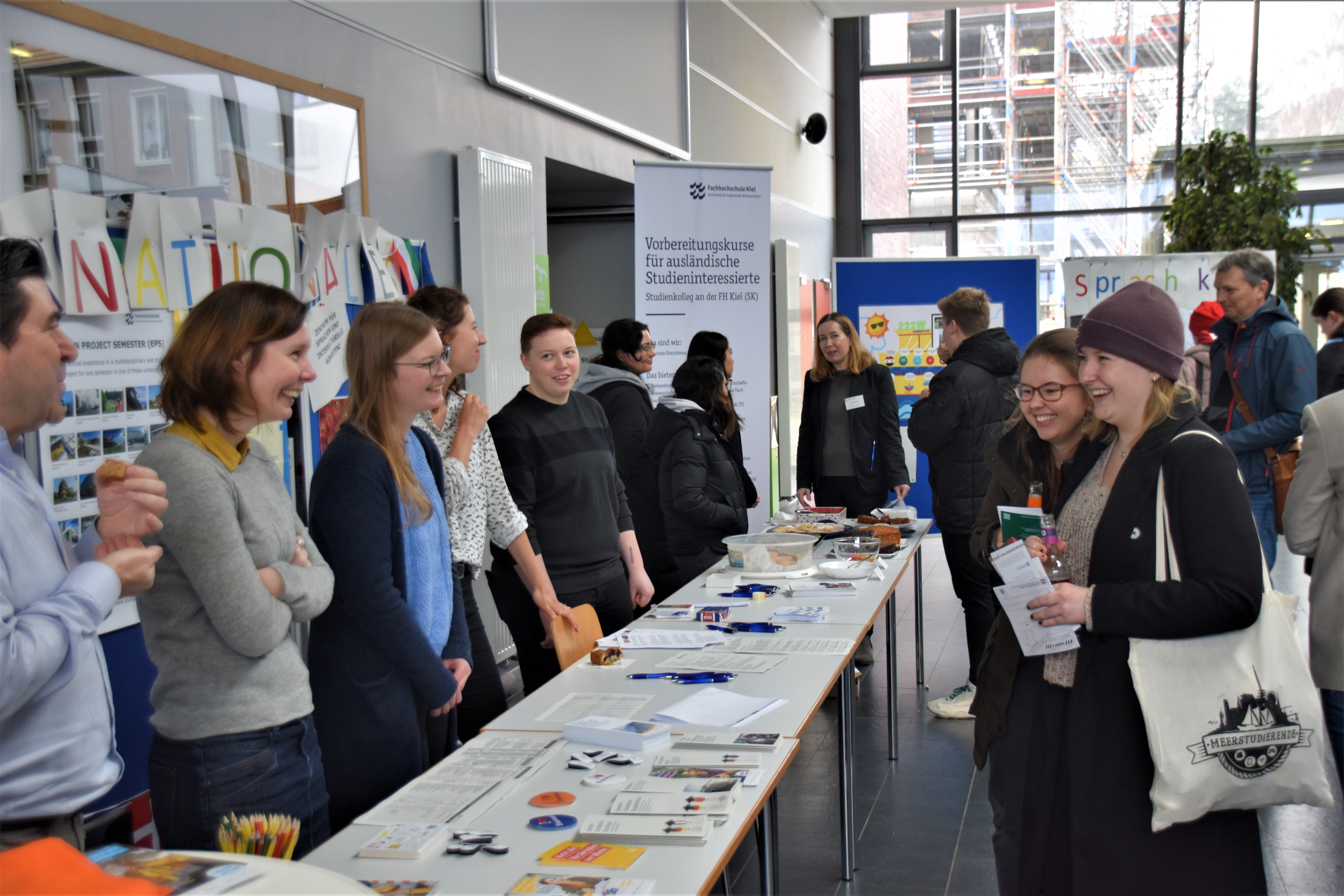 Menschen auf einer Messe