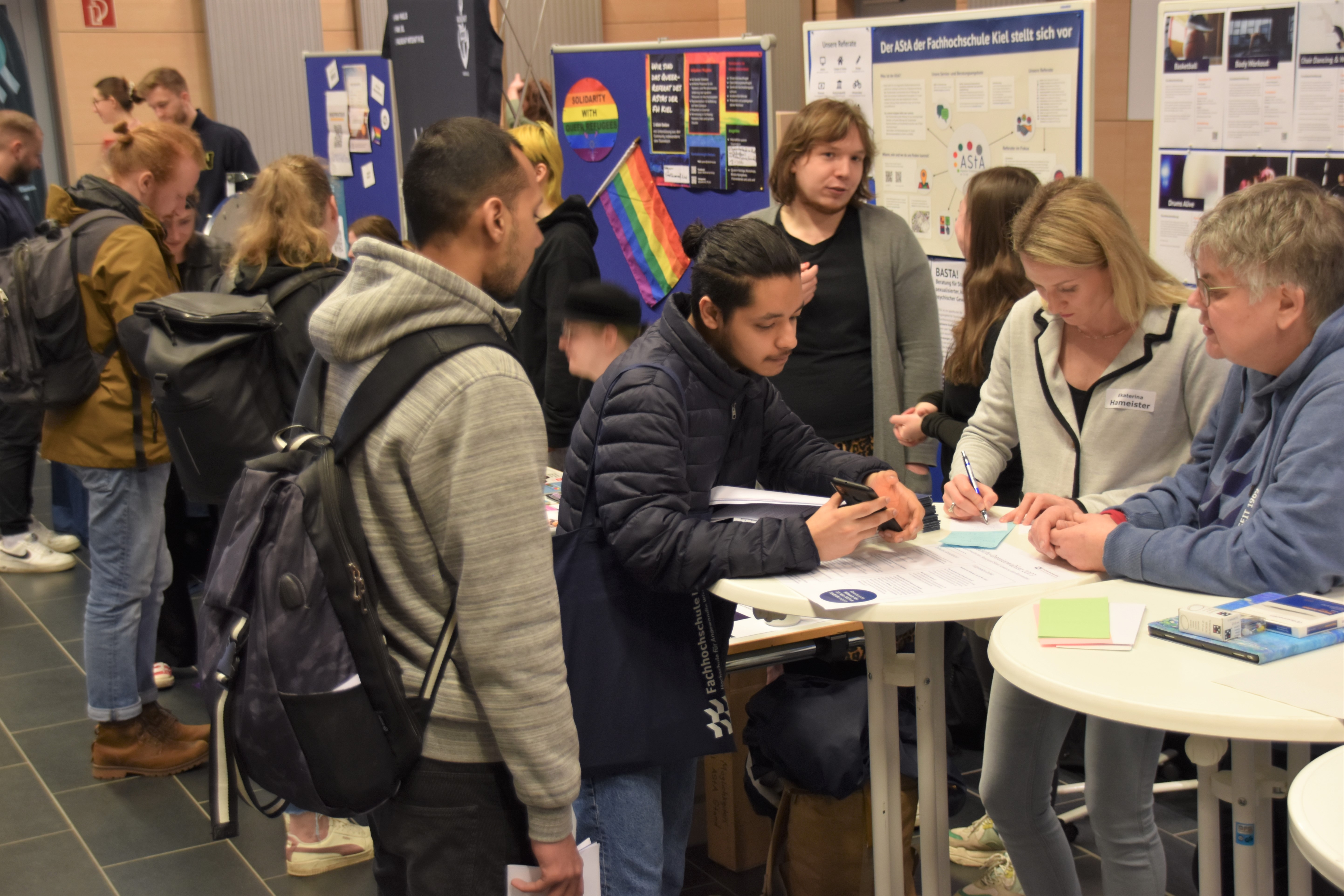 Menschen auf einer Messe