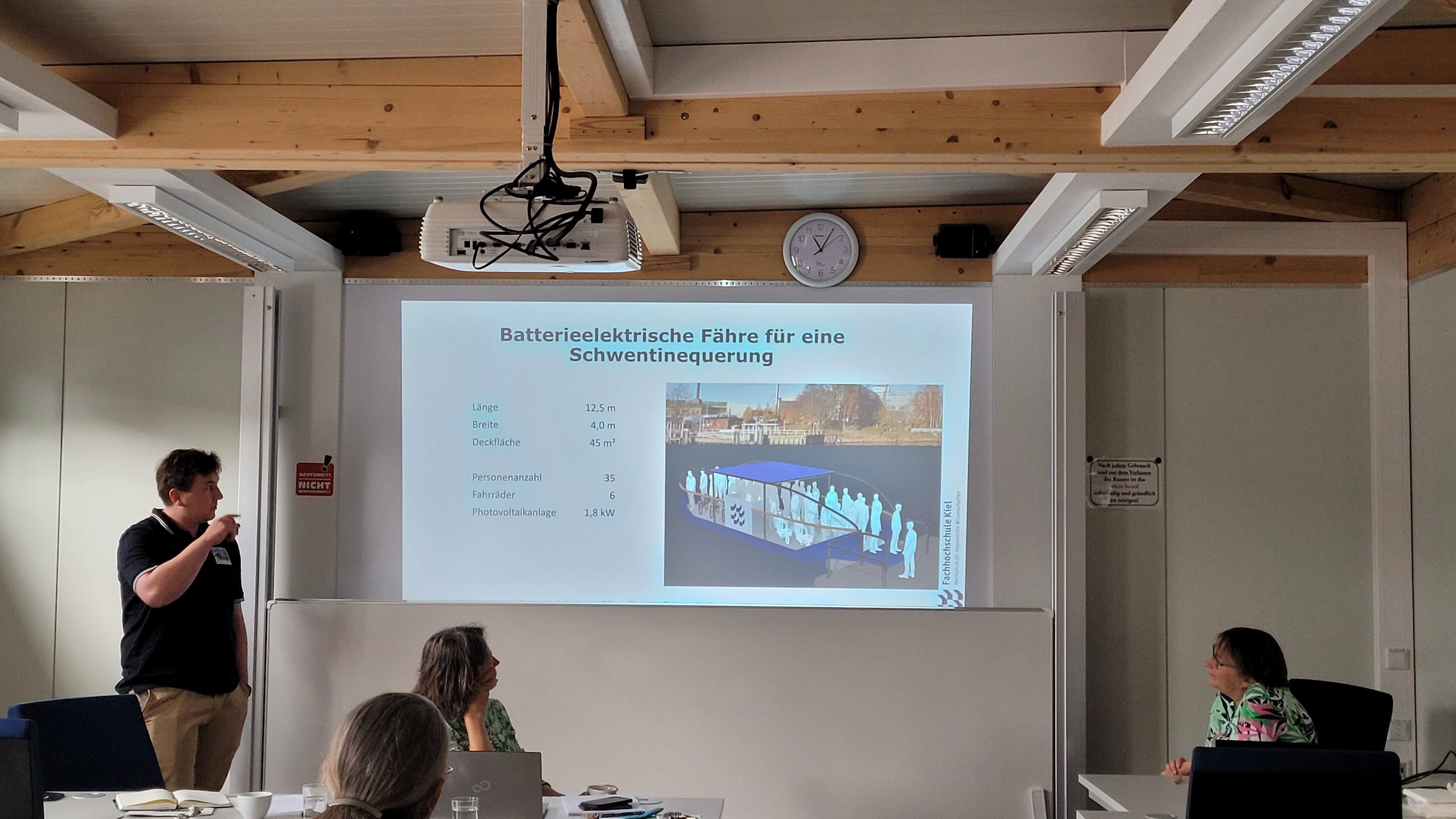 Ein Mann zeigt auf Präsentationsfolien