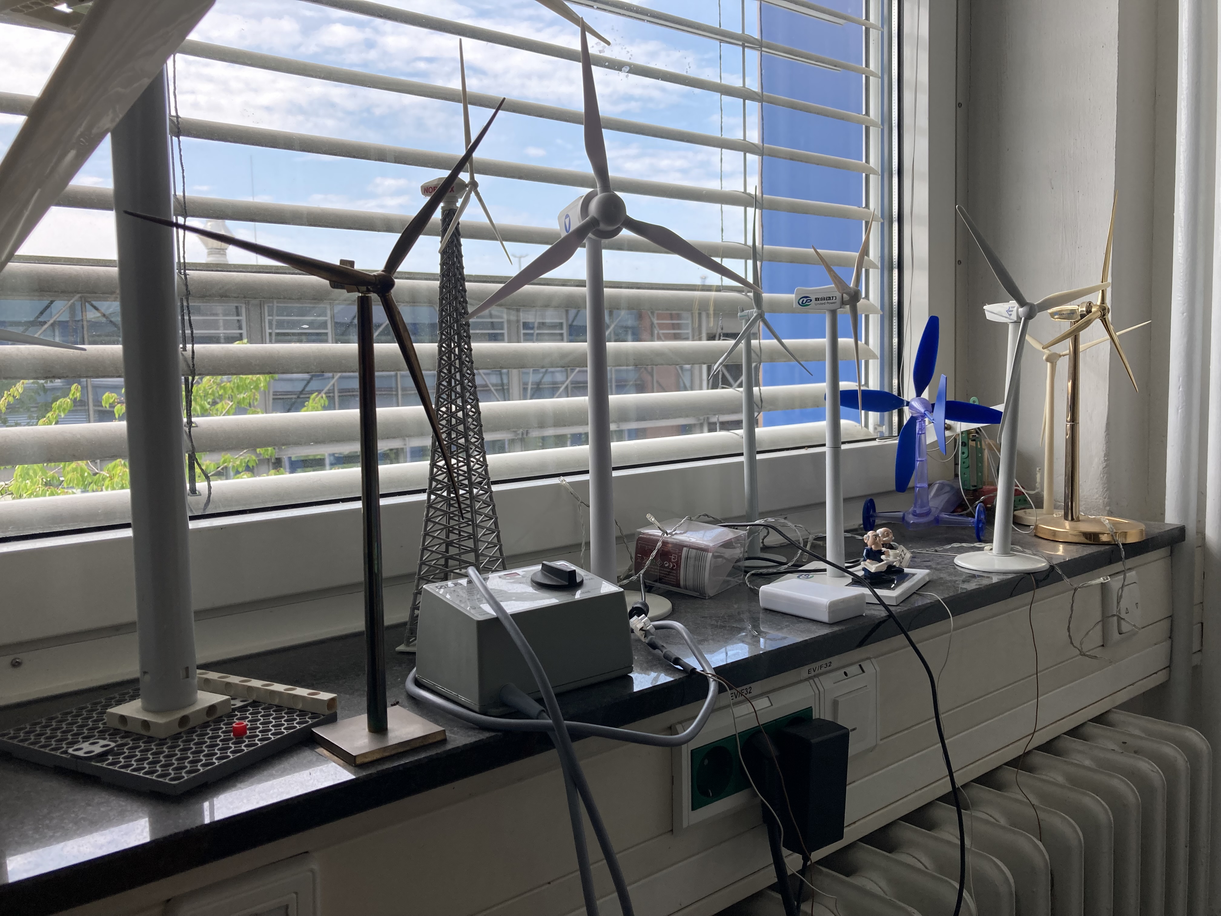 Modelle von Windrädern auf einer Fensterbank
