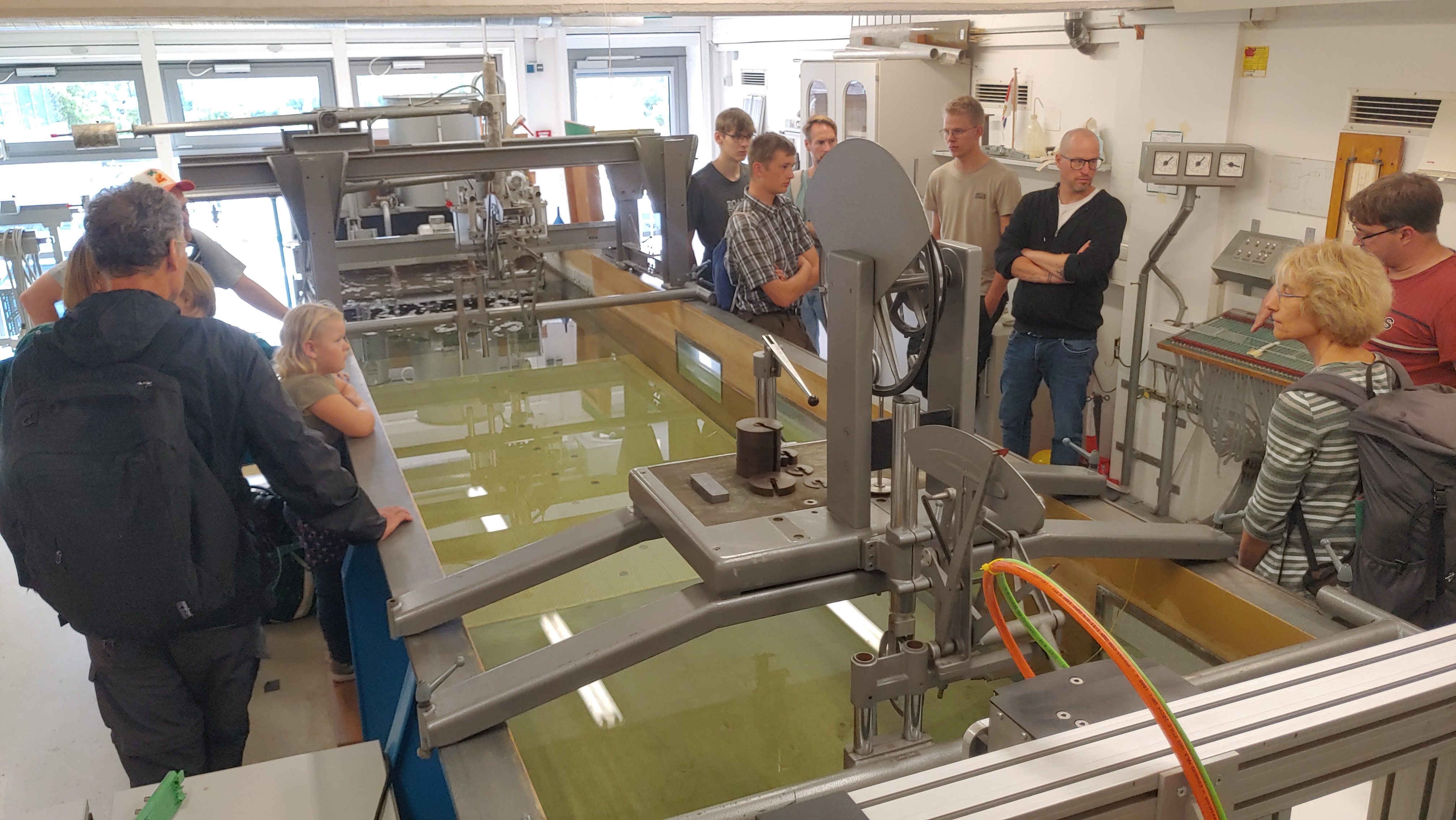 Besucherinnen und Besucher des Science Day Kiel an der FH Kiel im Schiffbaulabor