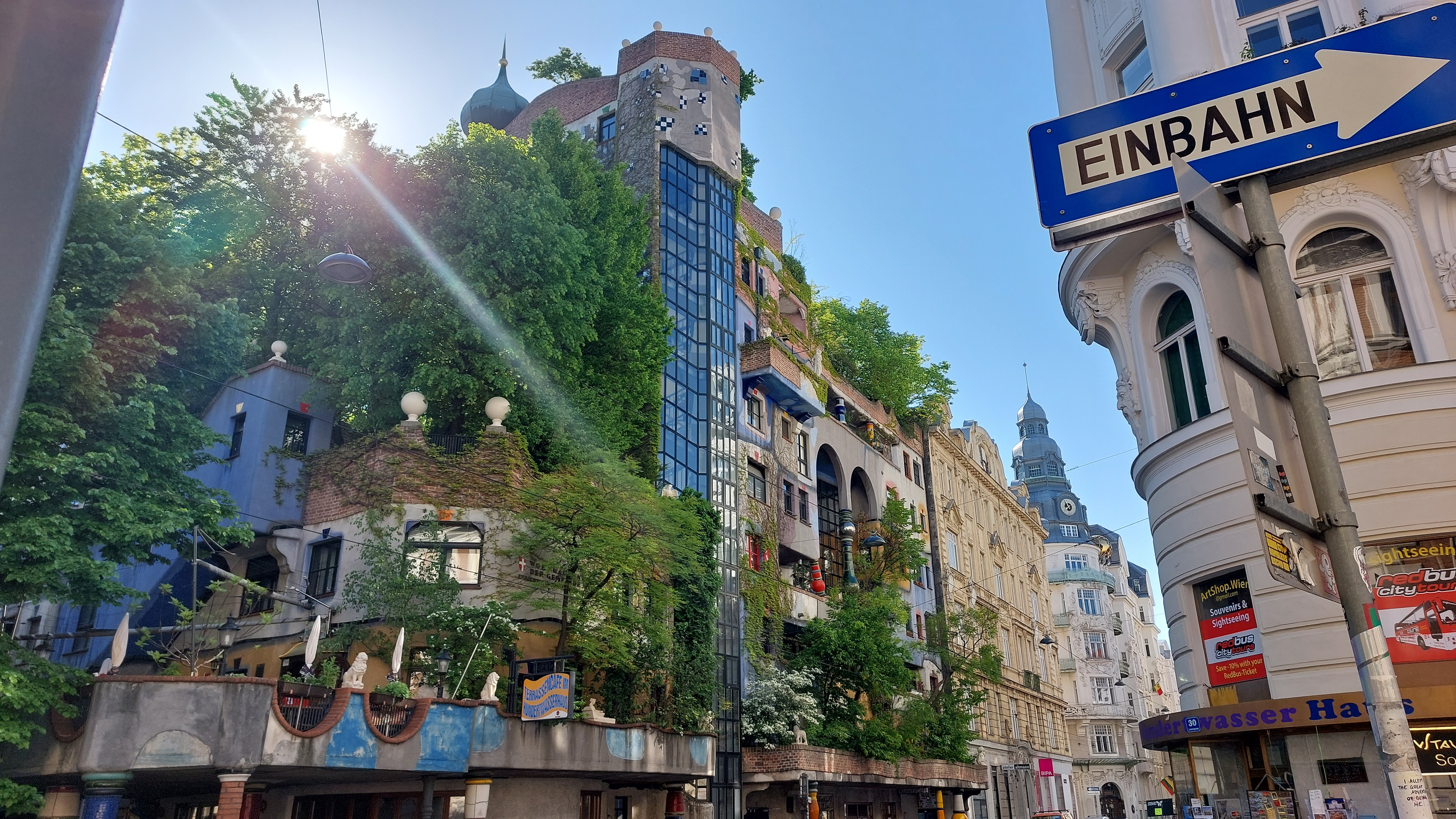 Blick auf das Hundertwasserhaus