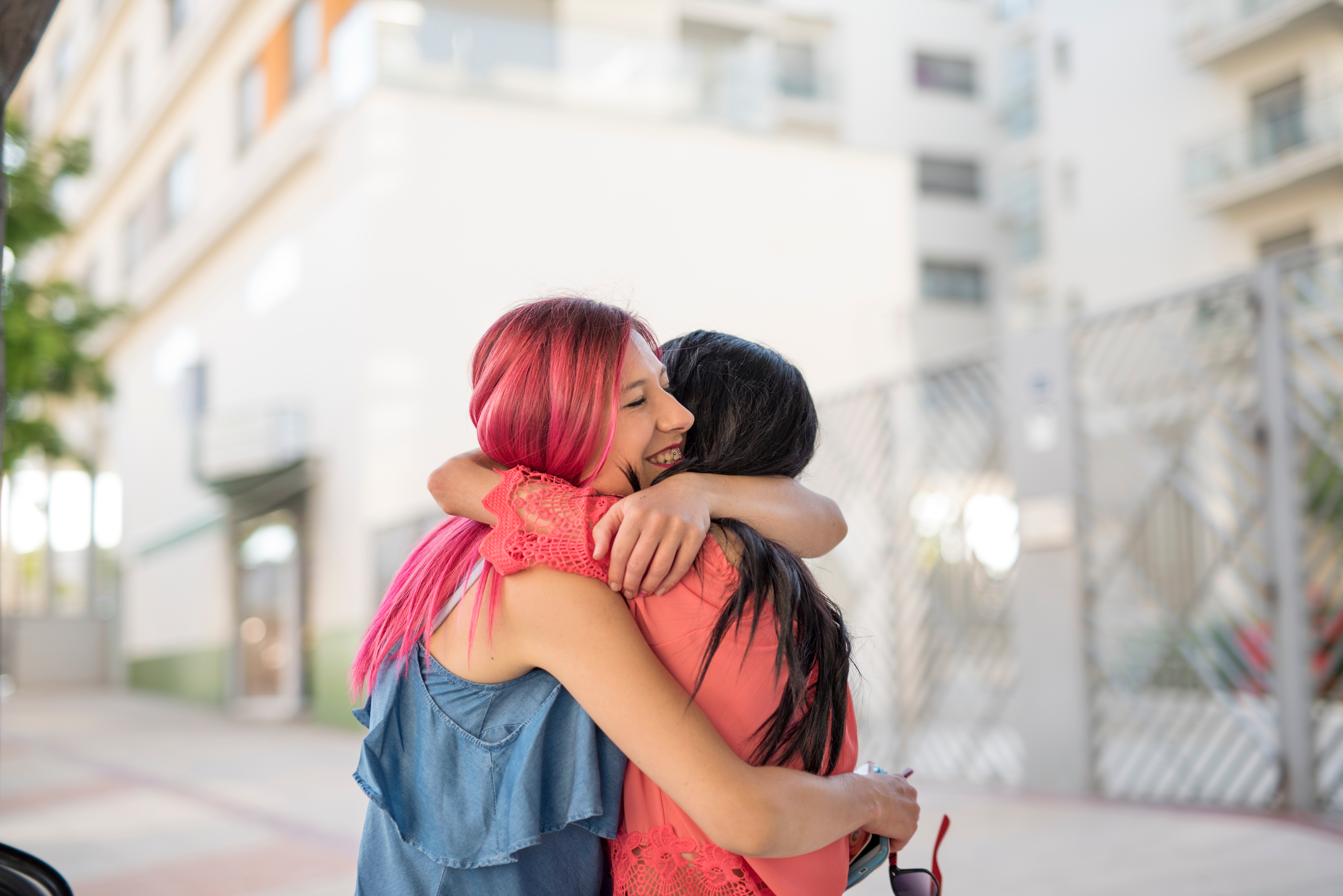 Two happy women hug in outdoors image zwei Frauen umarmen sich im Freien