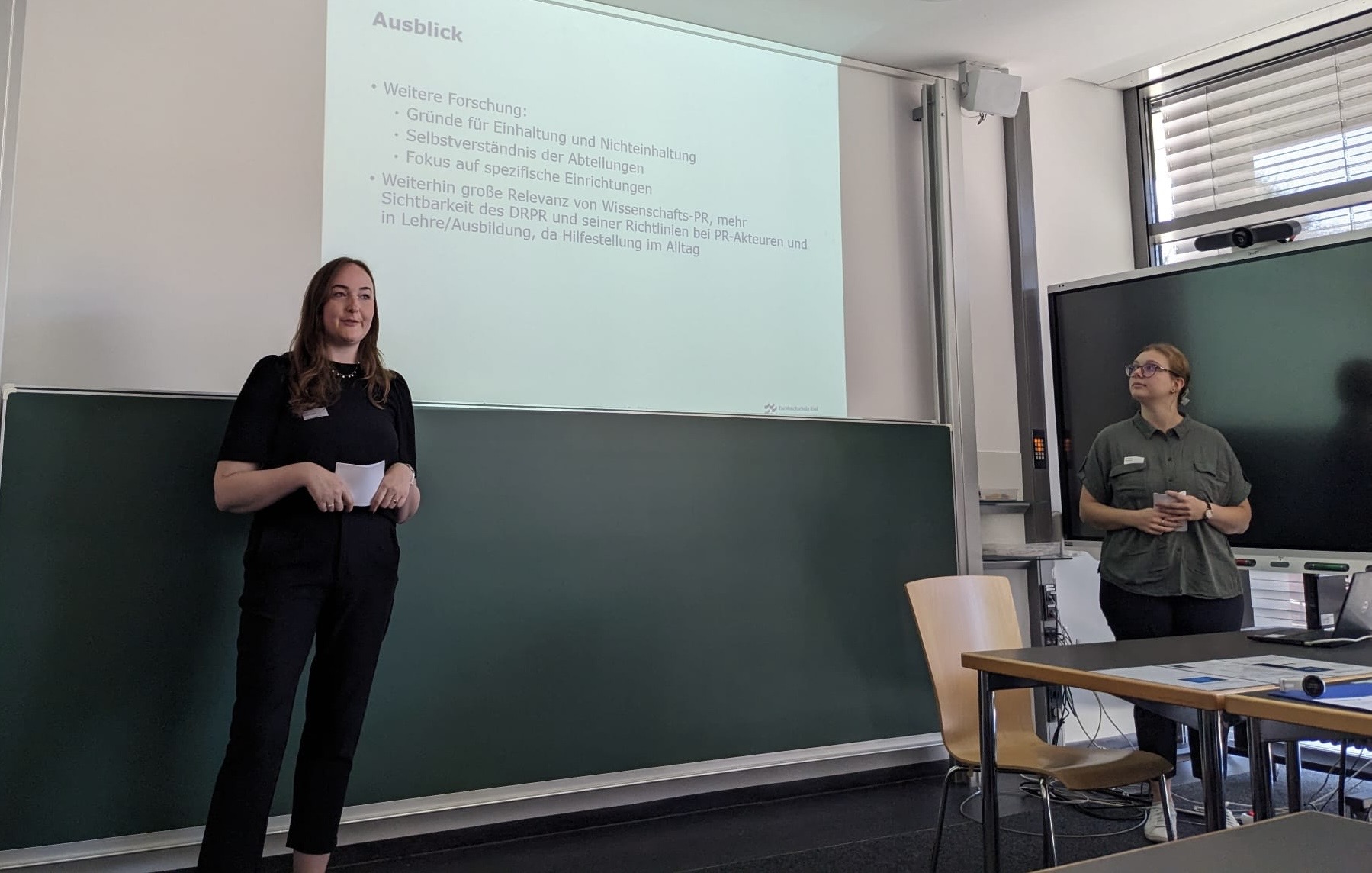Zwei Frauen vor einer Tafel