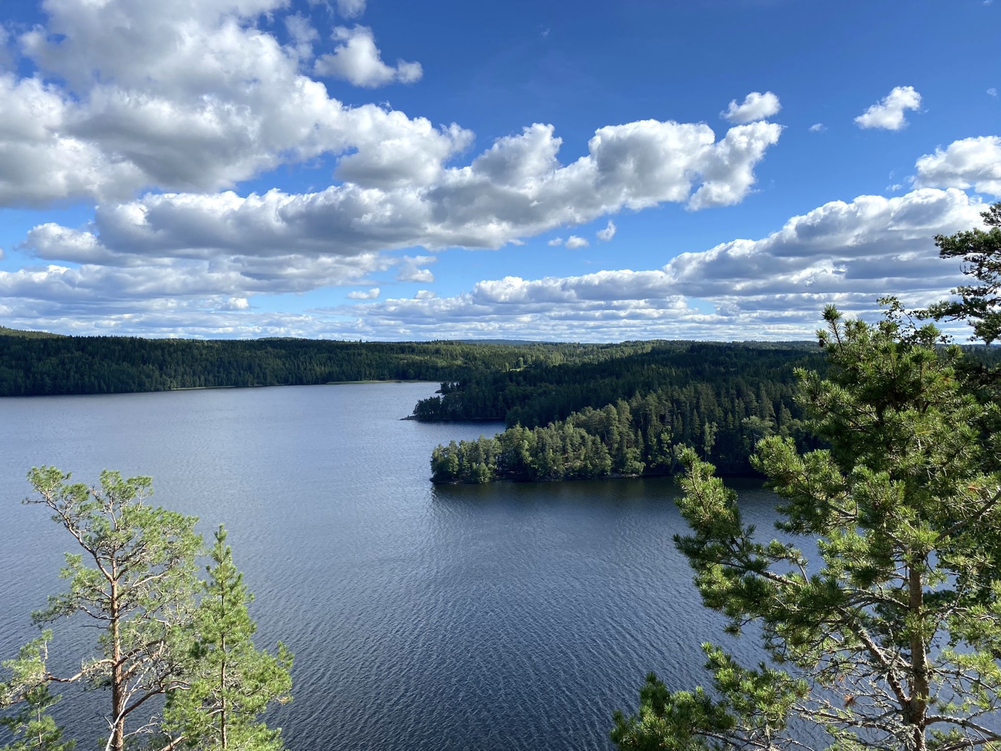 Blick auf eine Seenlandschaft in Schweden