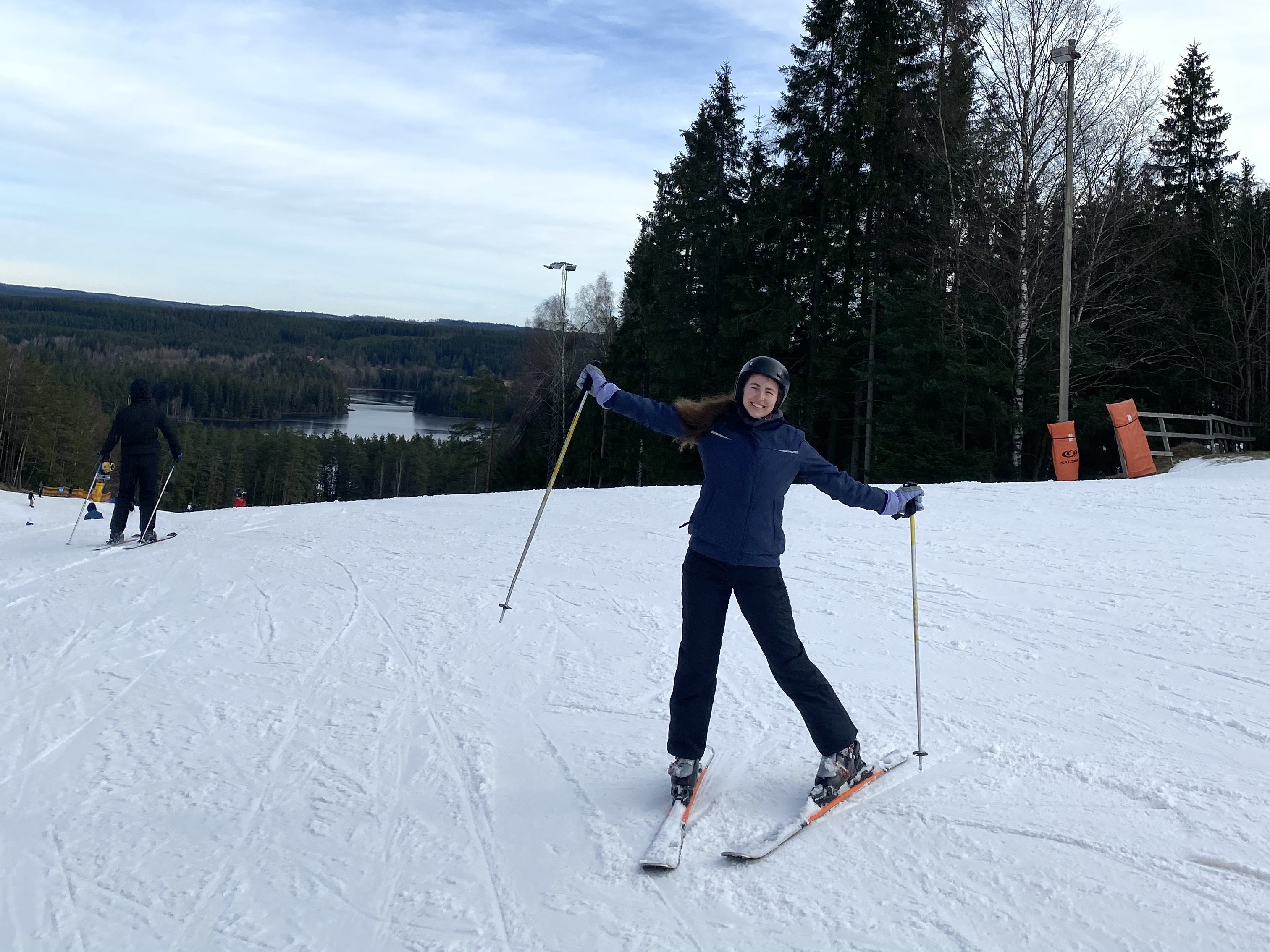 eine Frau auf einer Ski-Piste