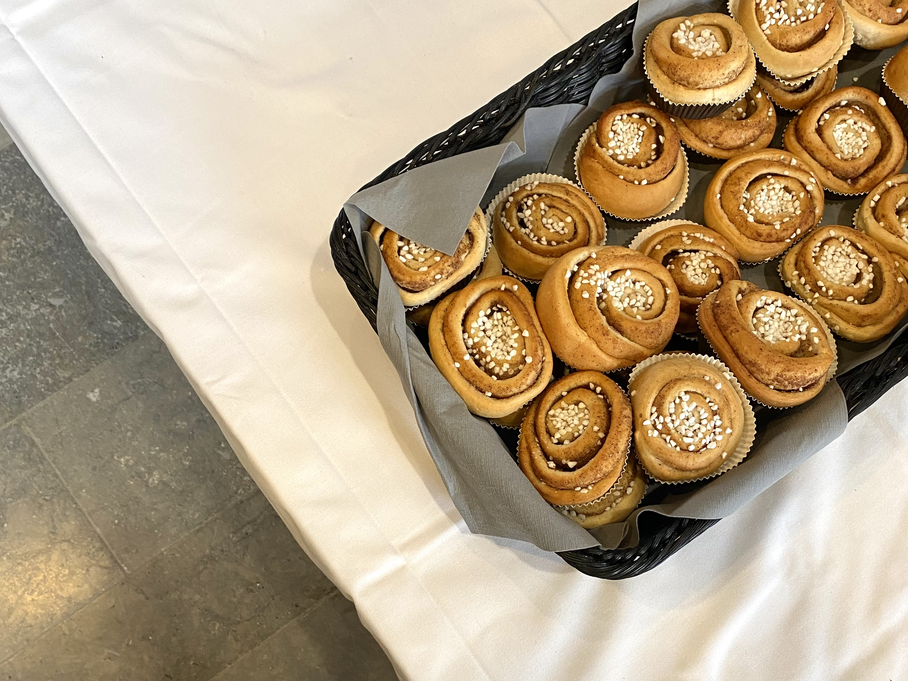 ein Brotkorb gefüllt mit schwedischen Zimtschnecken