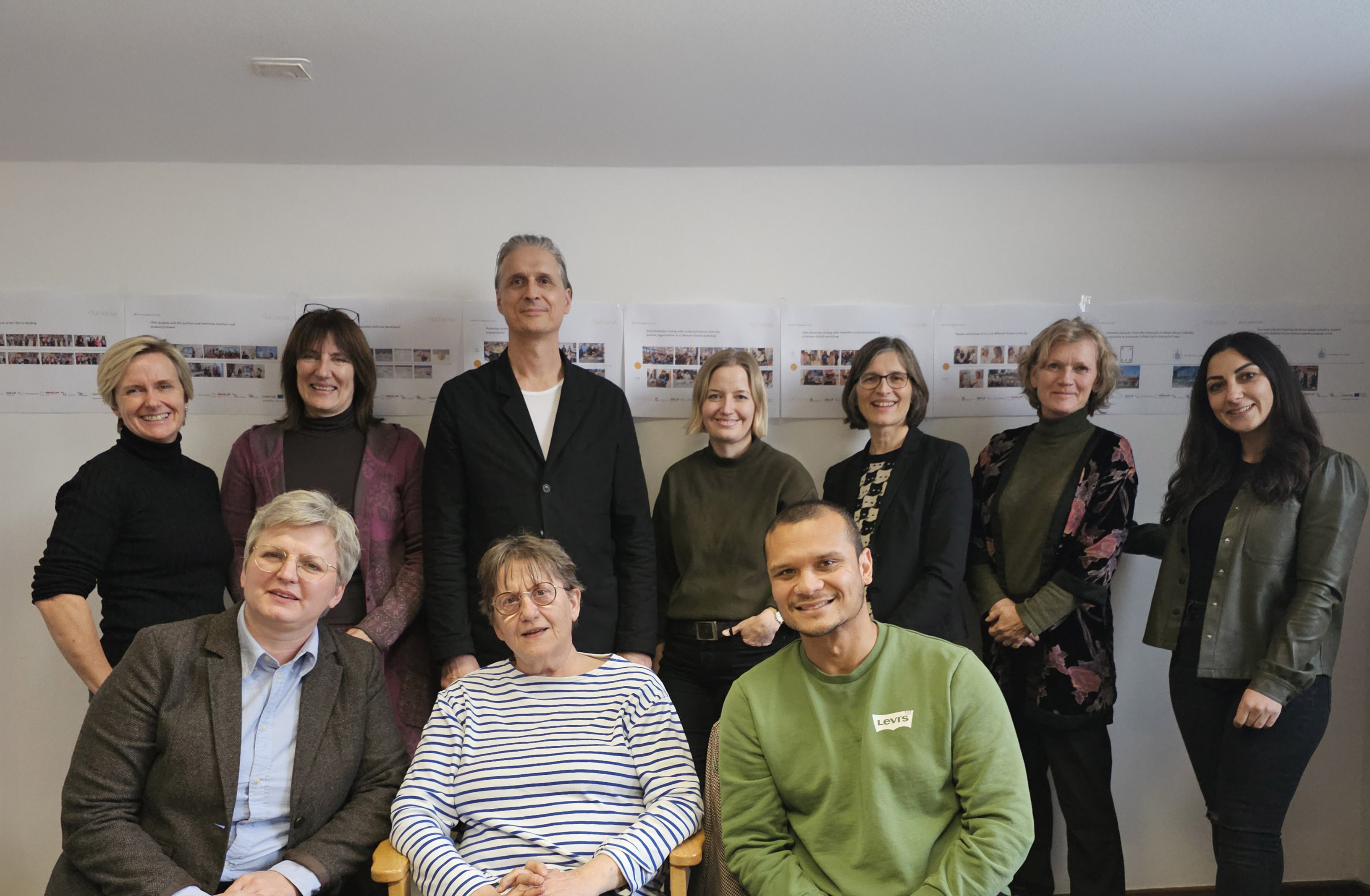 Beteiligte des Athena-Projekts der FH Kiel haben sich in einem Raum zum Gruppenfoto aufgestellt