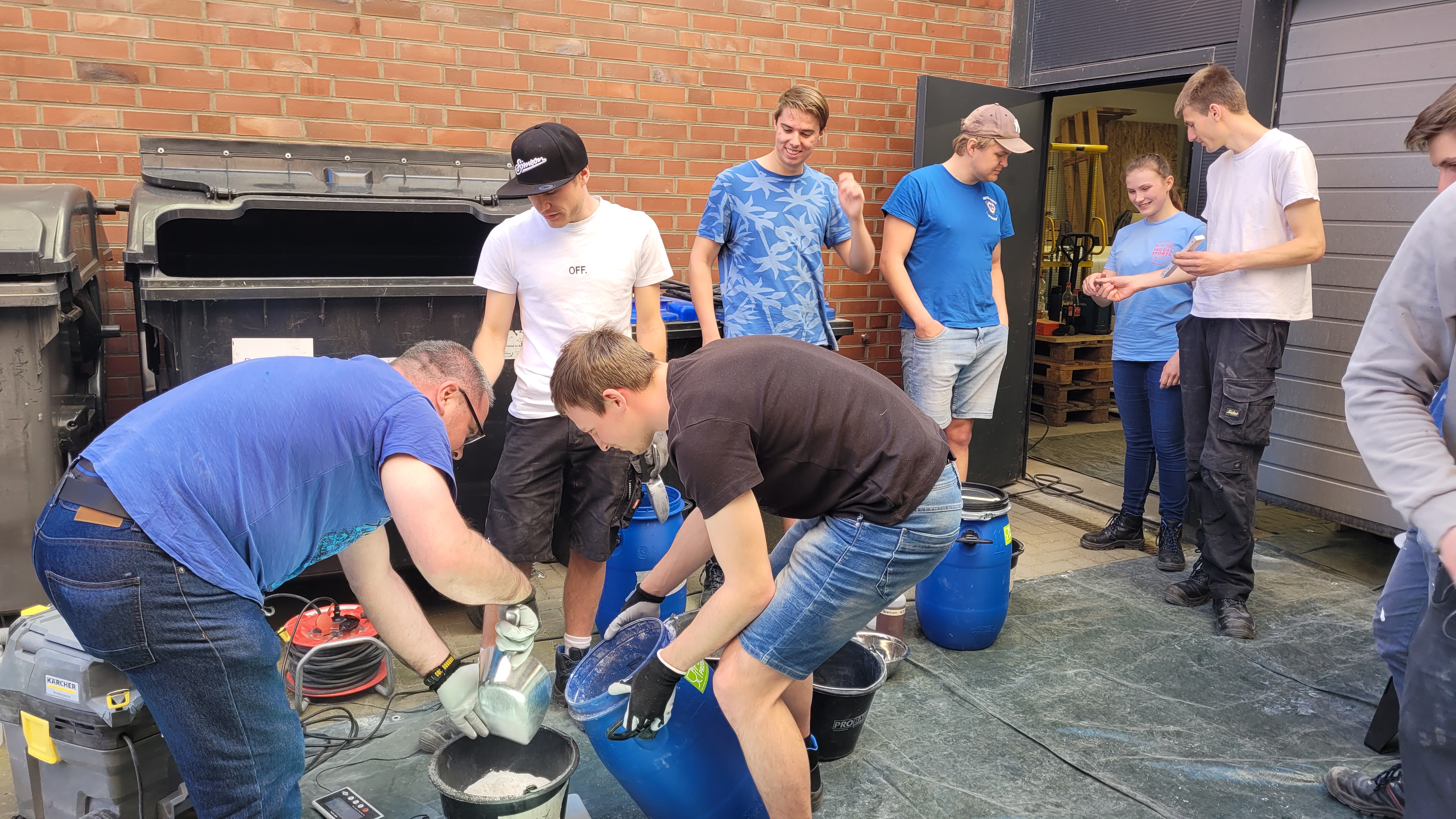 Studierende wiegen Beton ab