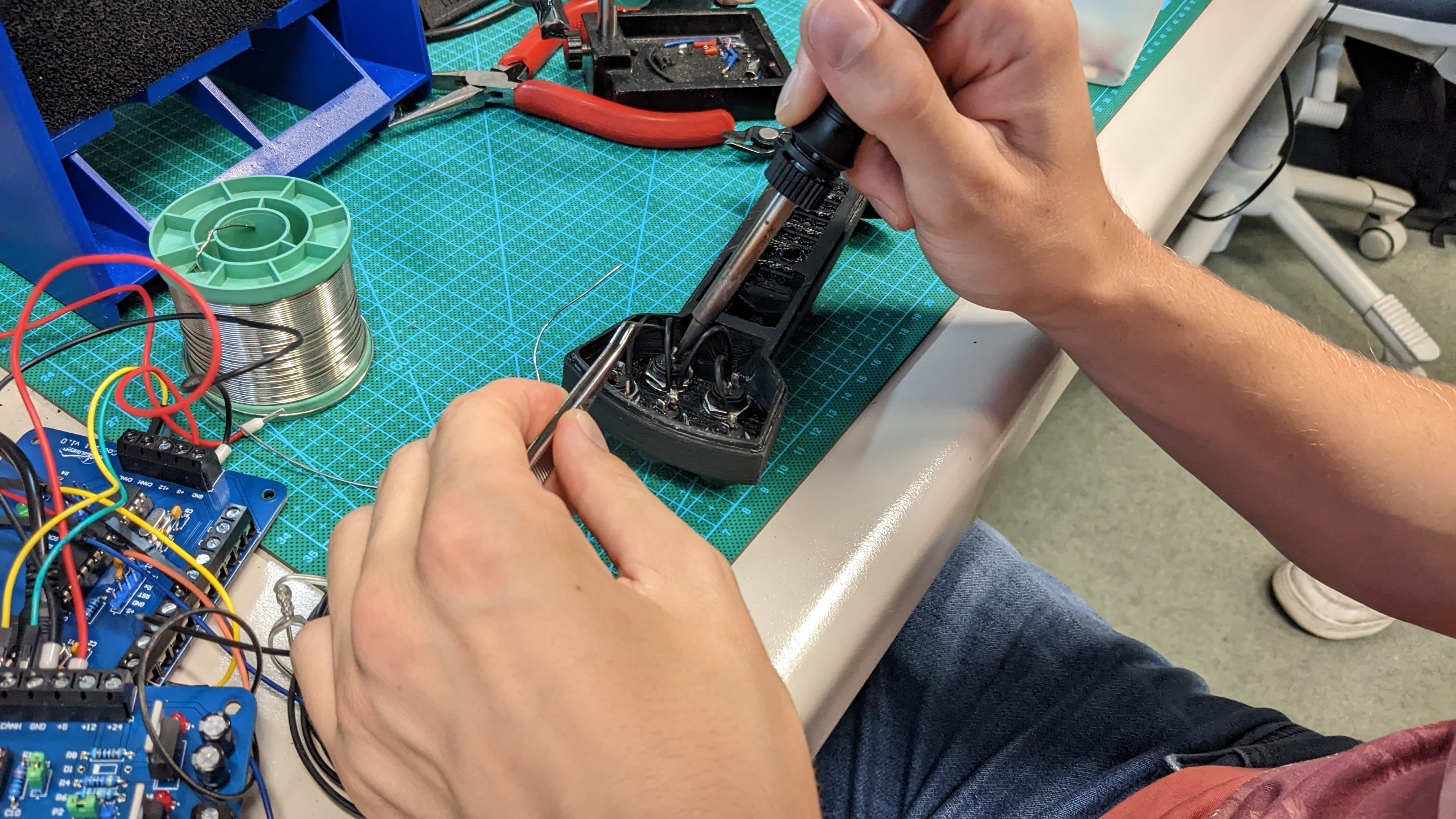 Die Steuer-Griffe werden gelötet