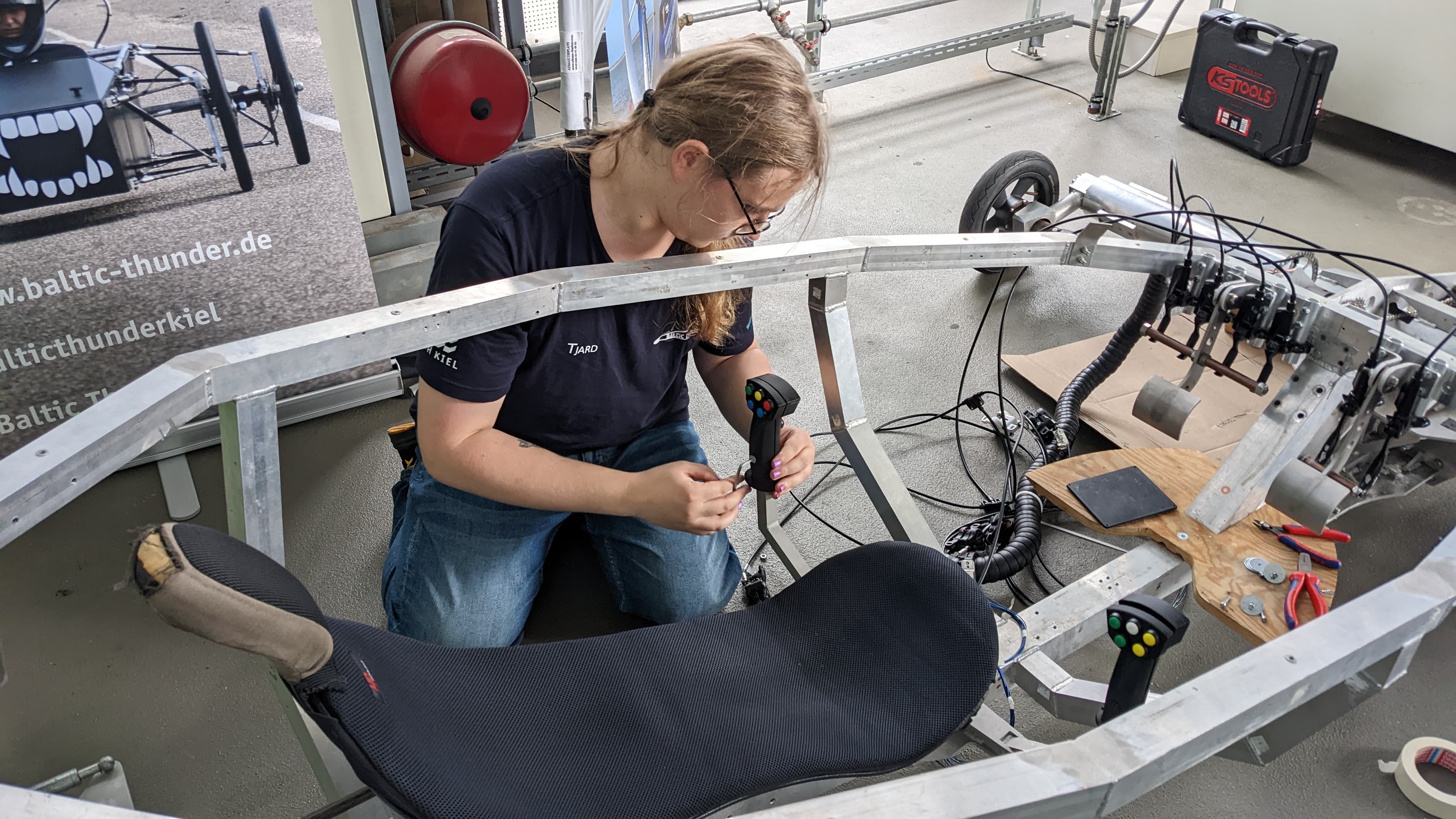 Ein Student arbeitet am Baltic Thunder Rennwagen