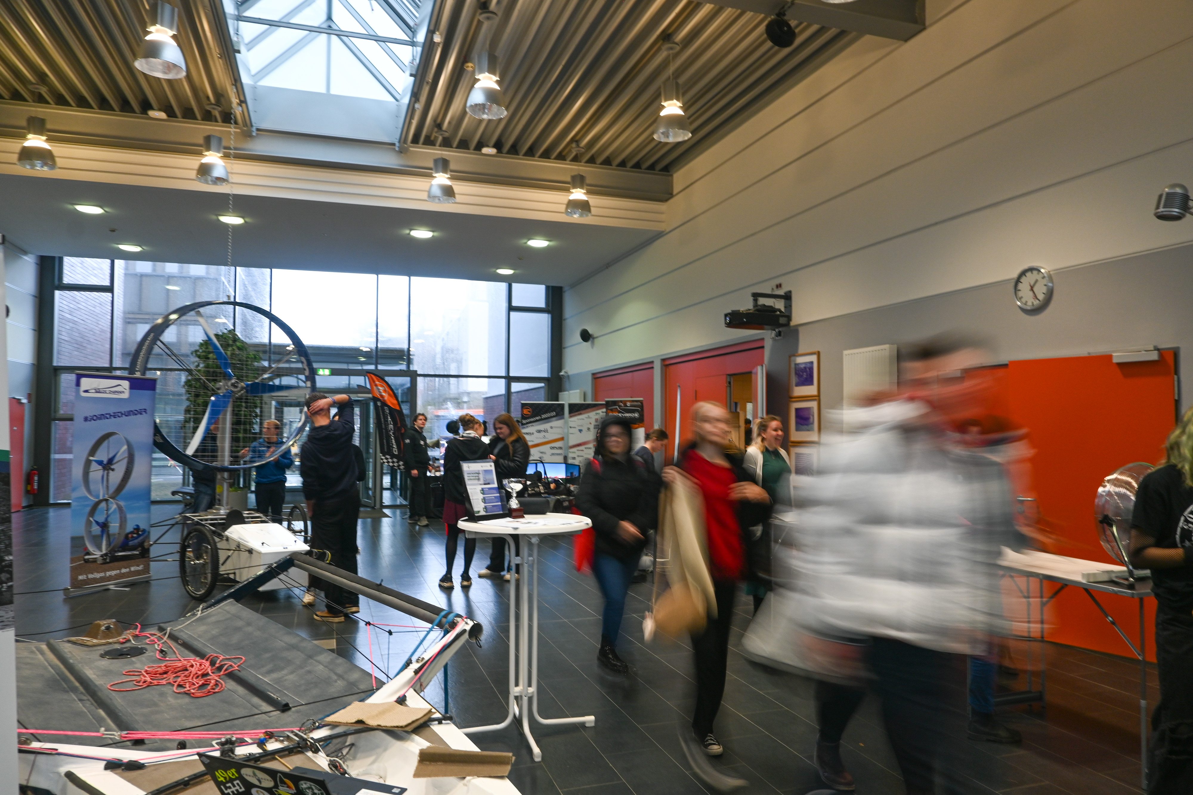 Buntes Treiben im Foyer des Audimax.