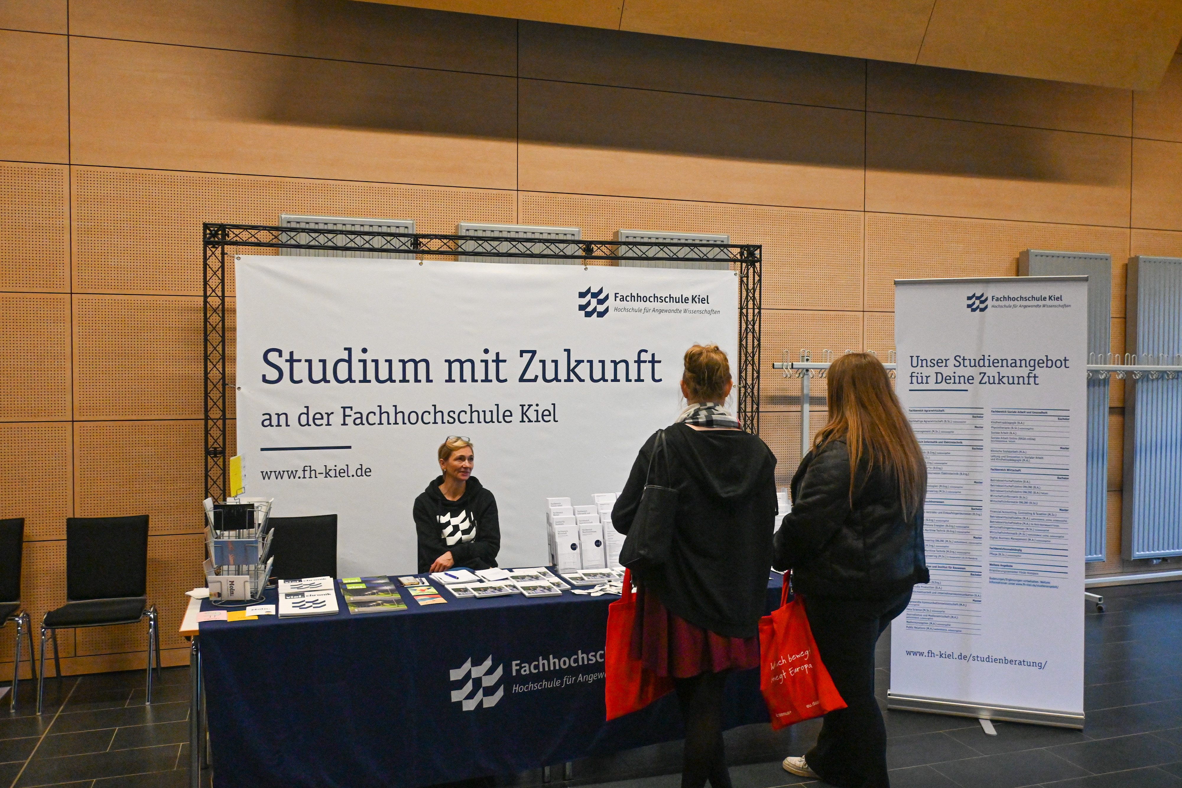 Dörte Heller von der Zentralen Studienberatung informiert interessierte Schüler*innen über das Studienangebot an der FH Kiel.