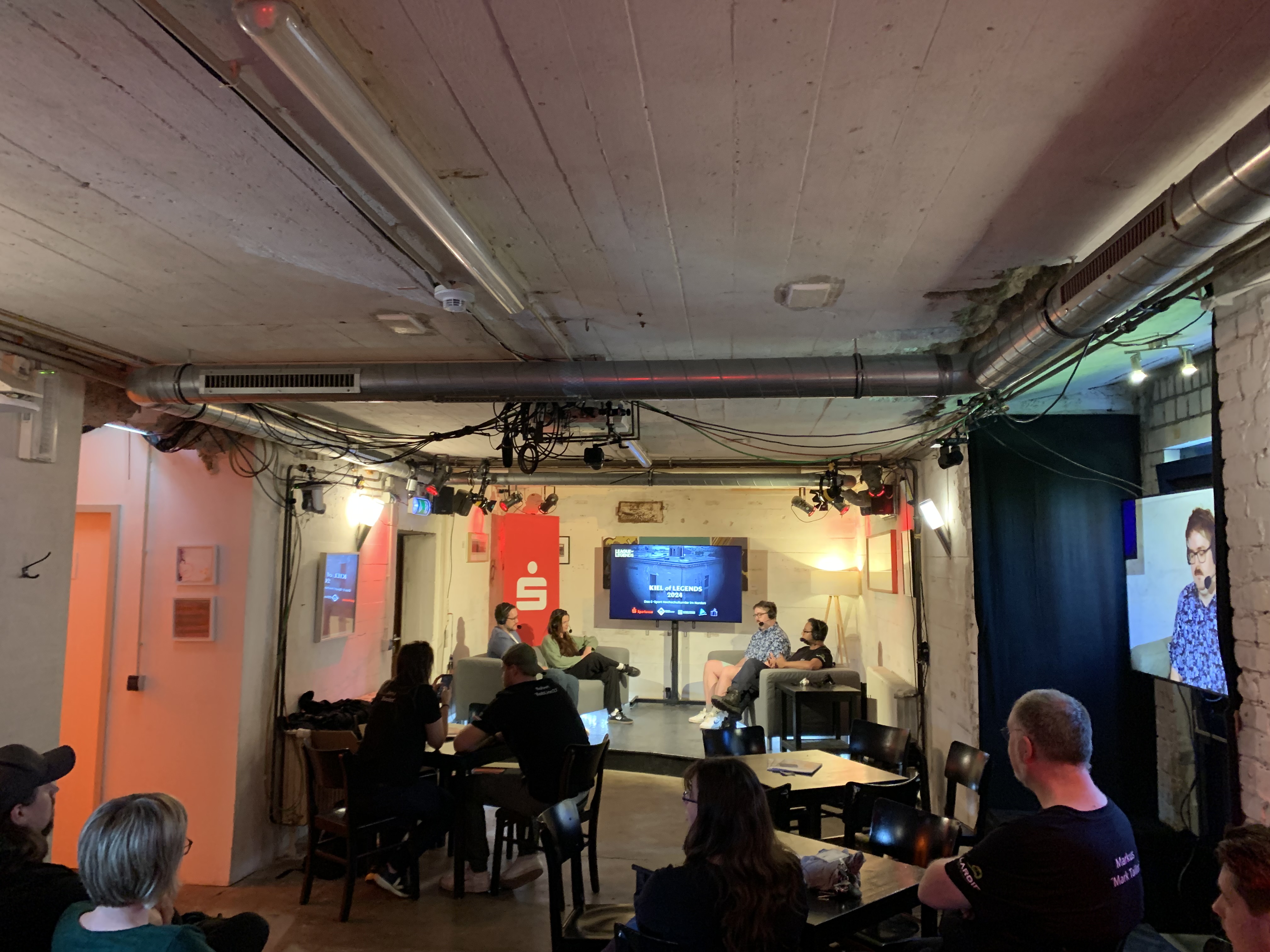 Publikum beim e-Sportturnier Kiel of Legends im Bunker-D der Fachhochschule Kiel