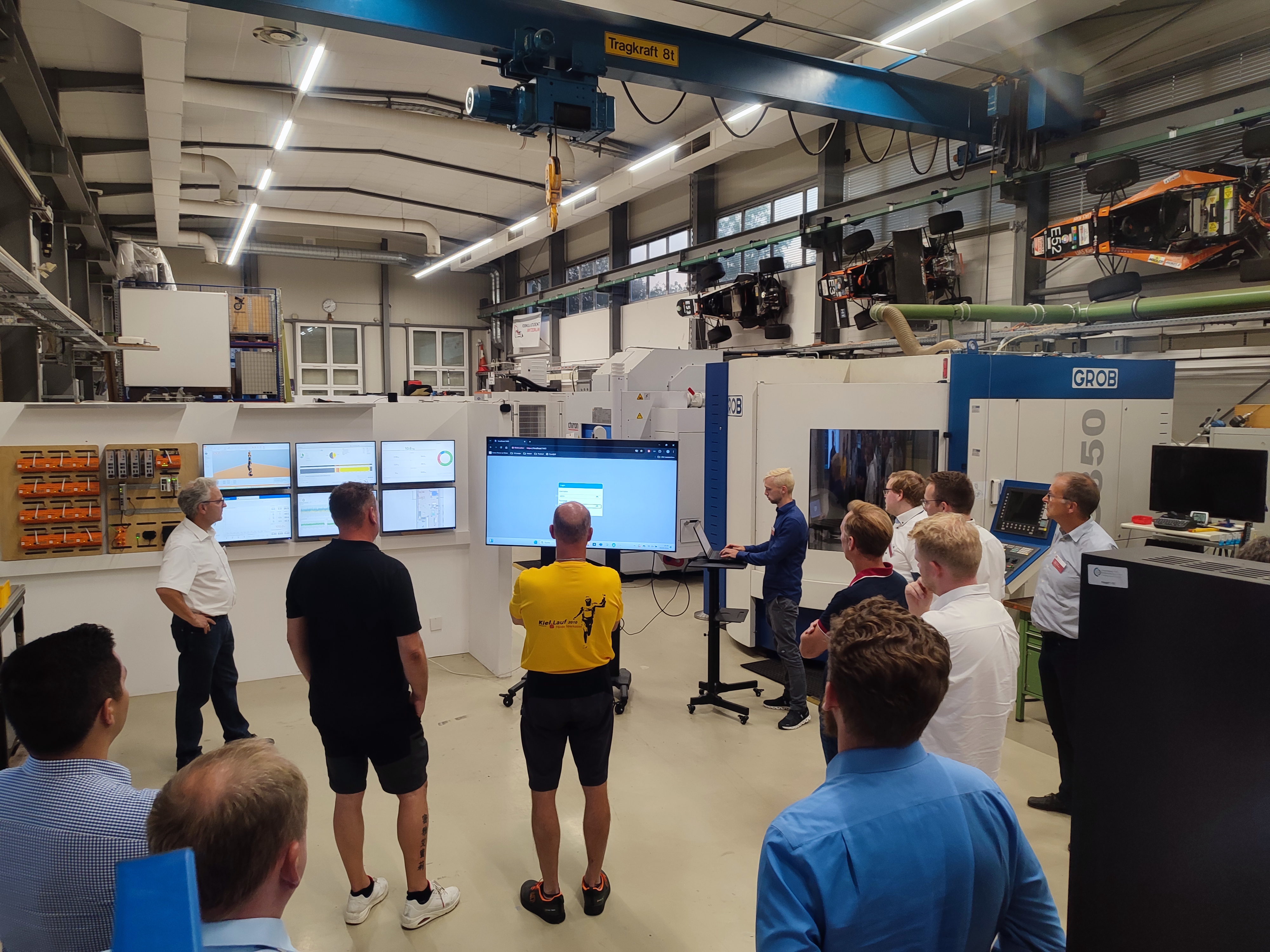 Besucher der Spätschicht im CIMTT verfolgen die Vorführung in der Digitalen Fabrik an der FH Kiel