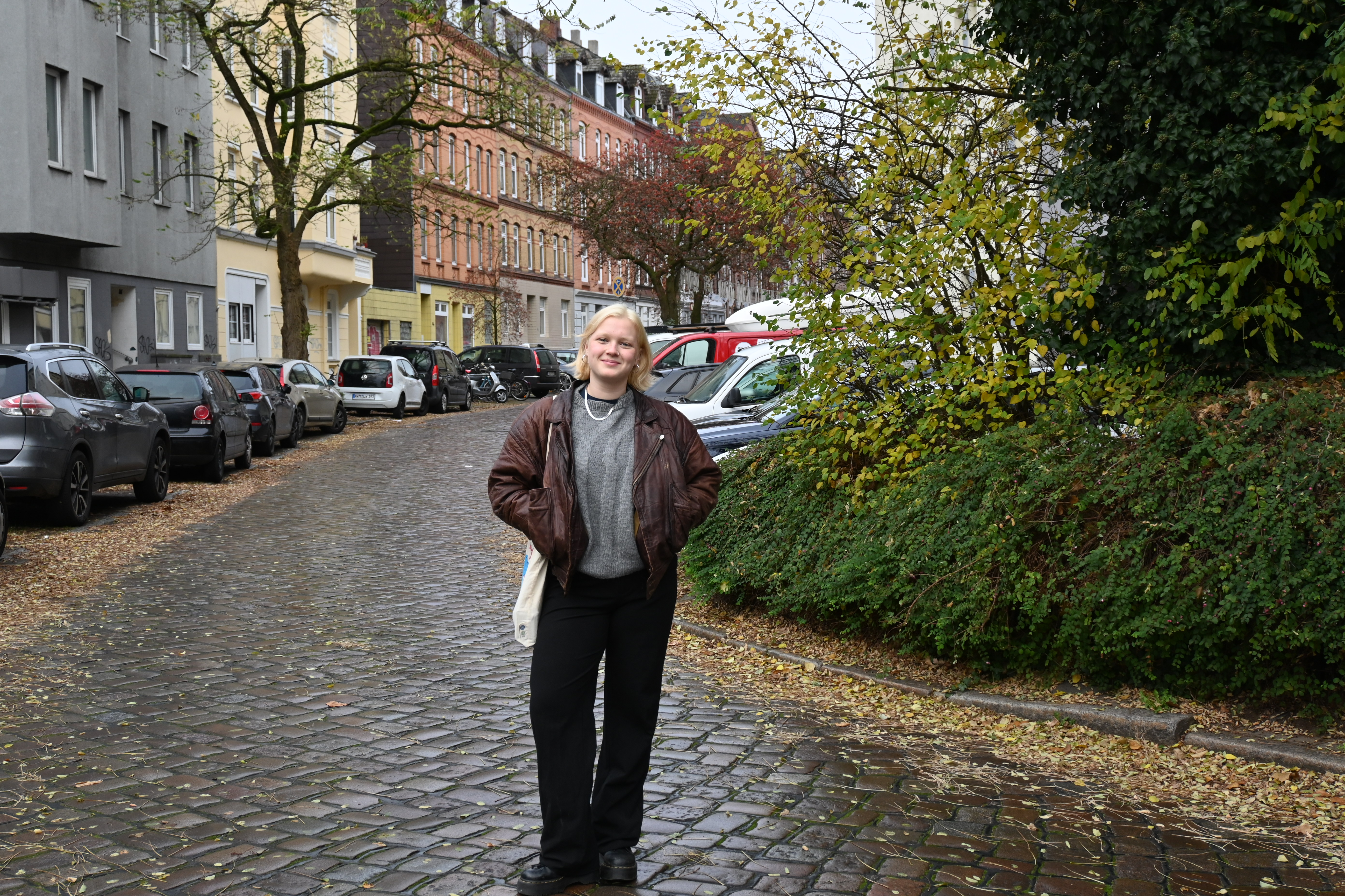 Inger in ihrem Wohngebiet