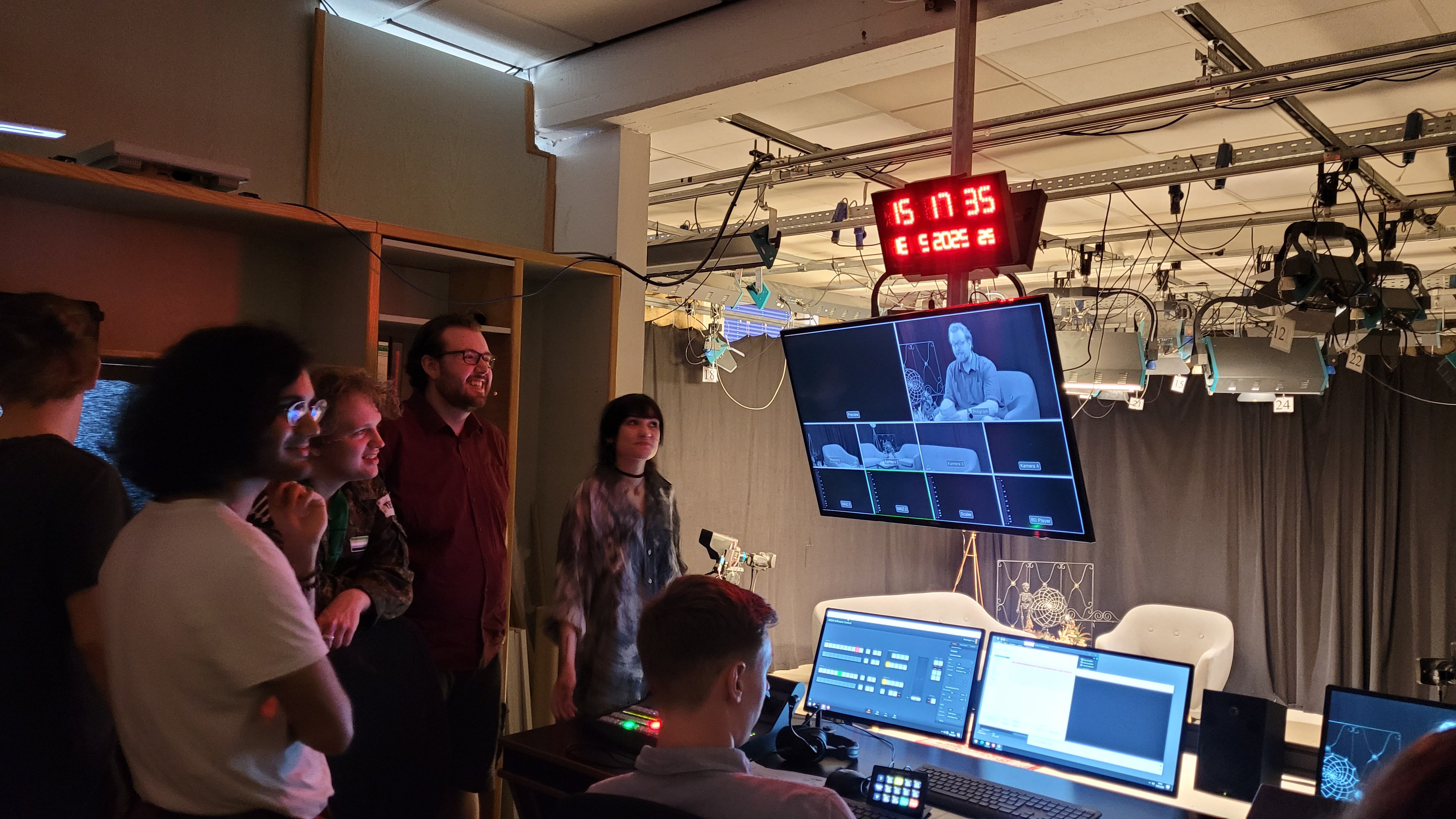 Studierende stehen in einem AV-Studio