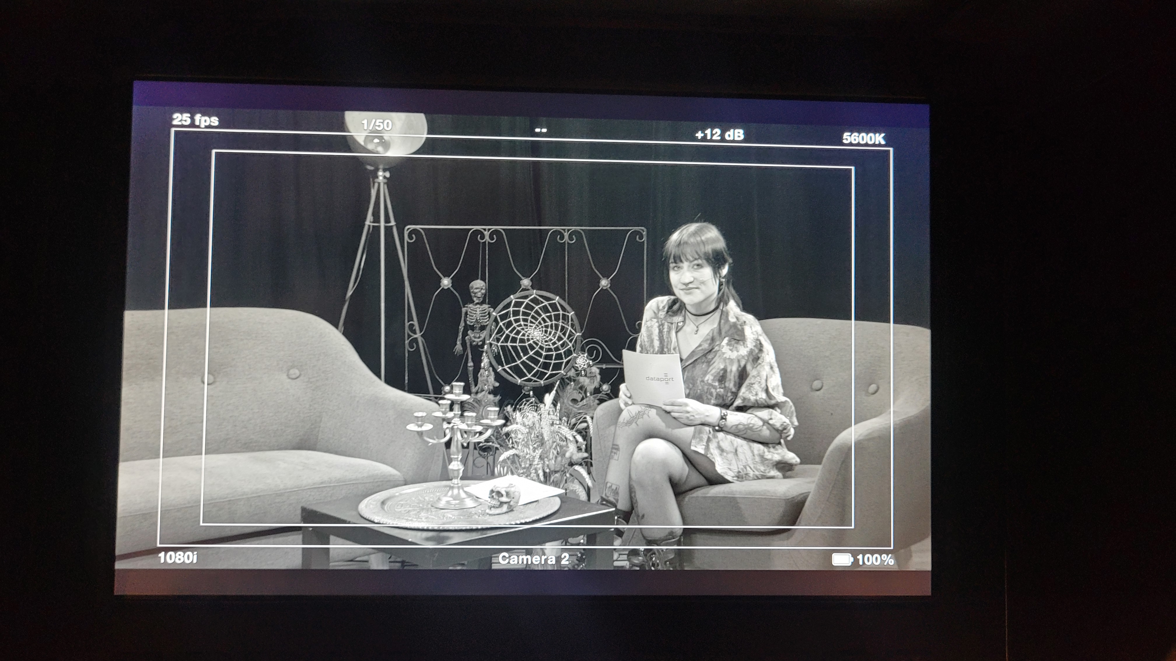 Eine Frau sitzt in einem Moderationssessel