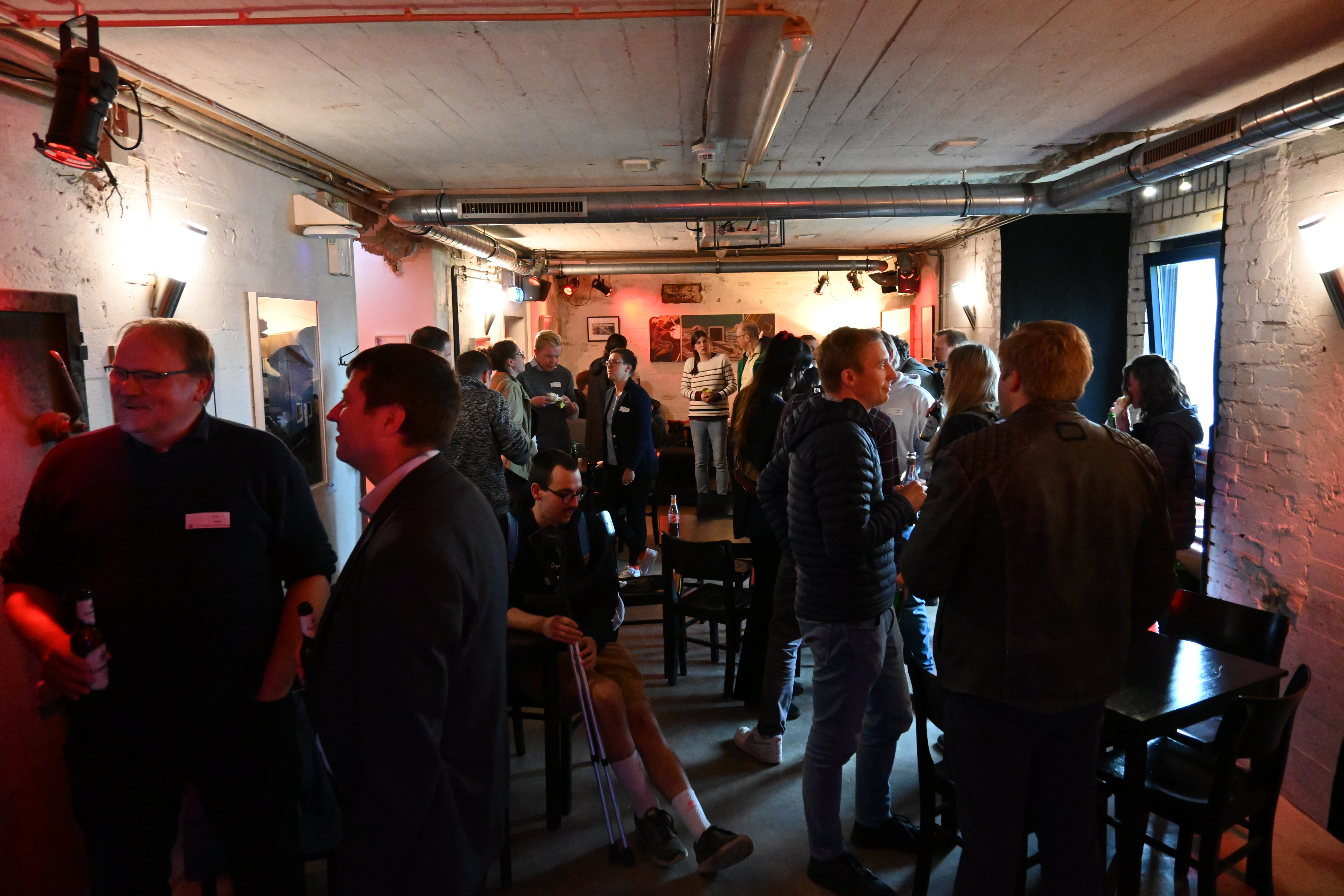 viele Menschen unterhalten sich bei einer Veranstaltung