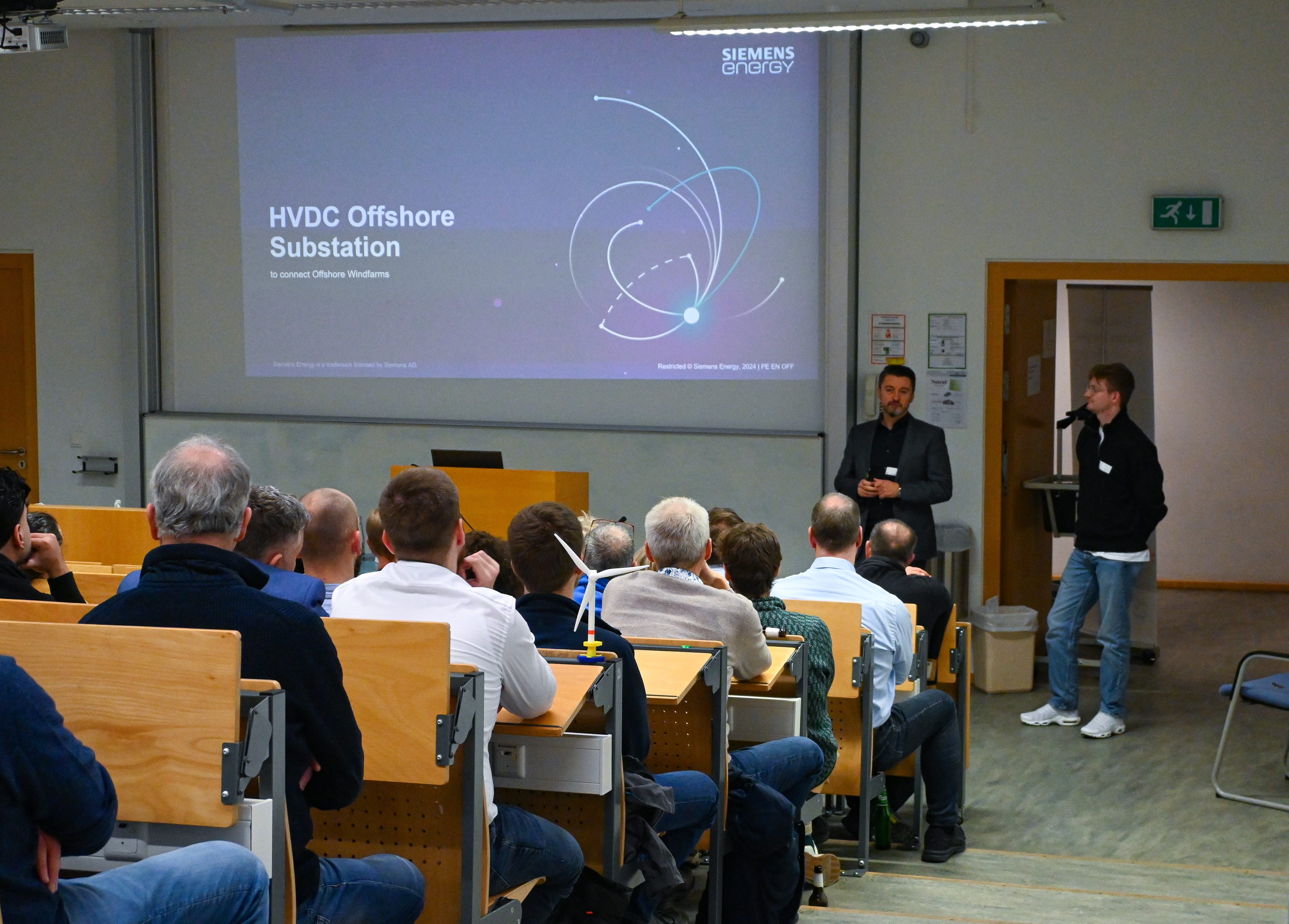 Fachvorträge aus der Offshore-Praxis: Sven Gräfe und Florian Dreyer von Siemens Energy Global.