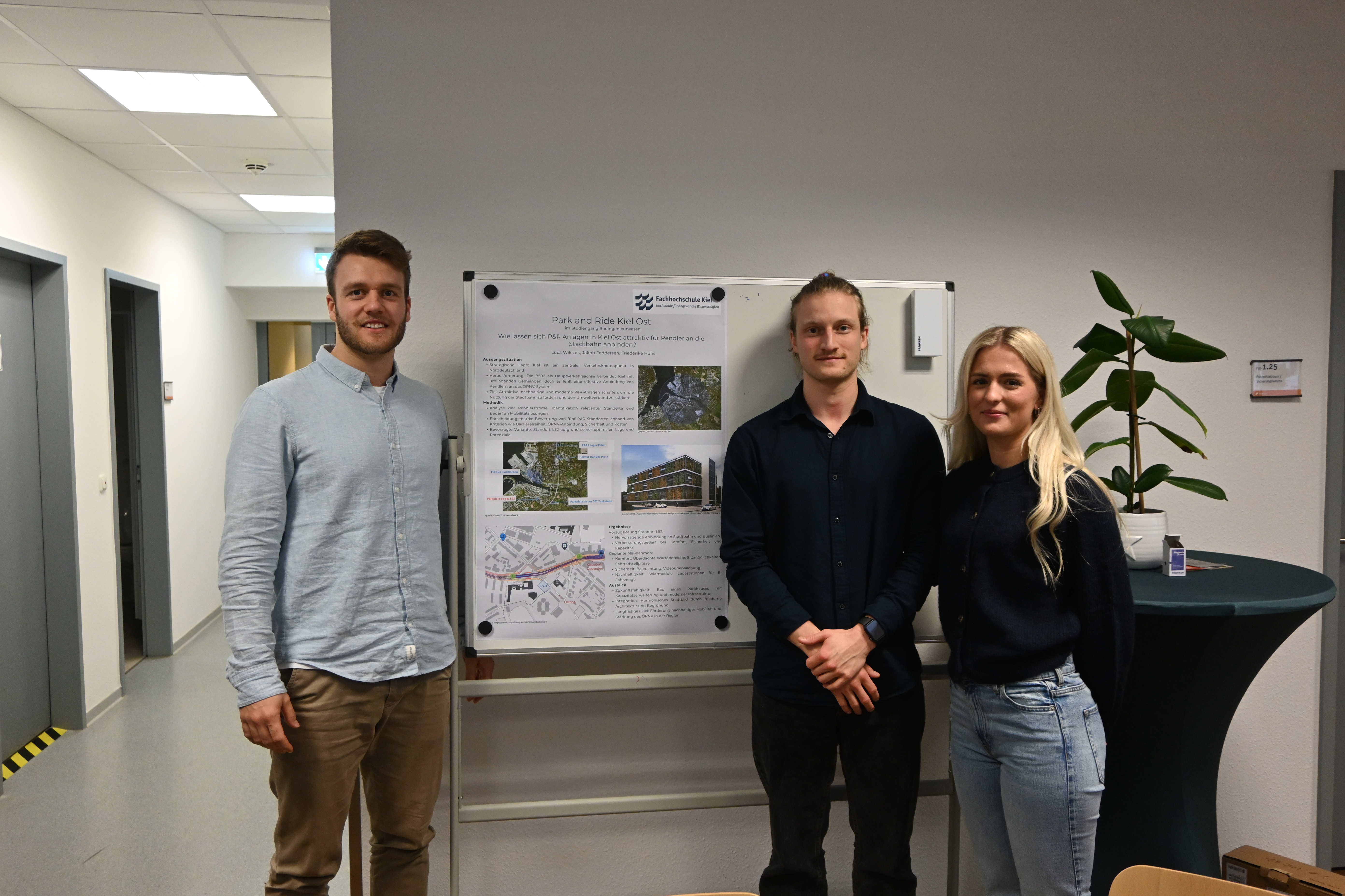 die Studierenden Feddersen, Luca Wilczek und Friederike Huhs stehen vor ihrer Präsentation