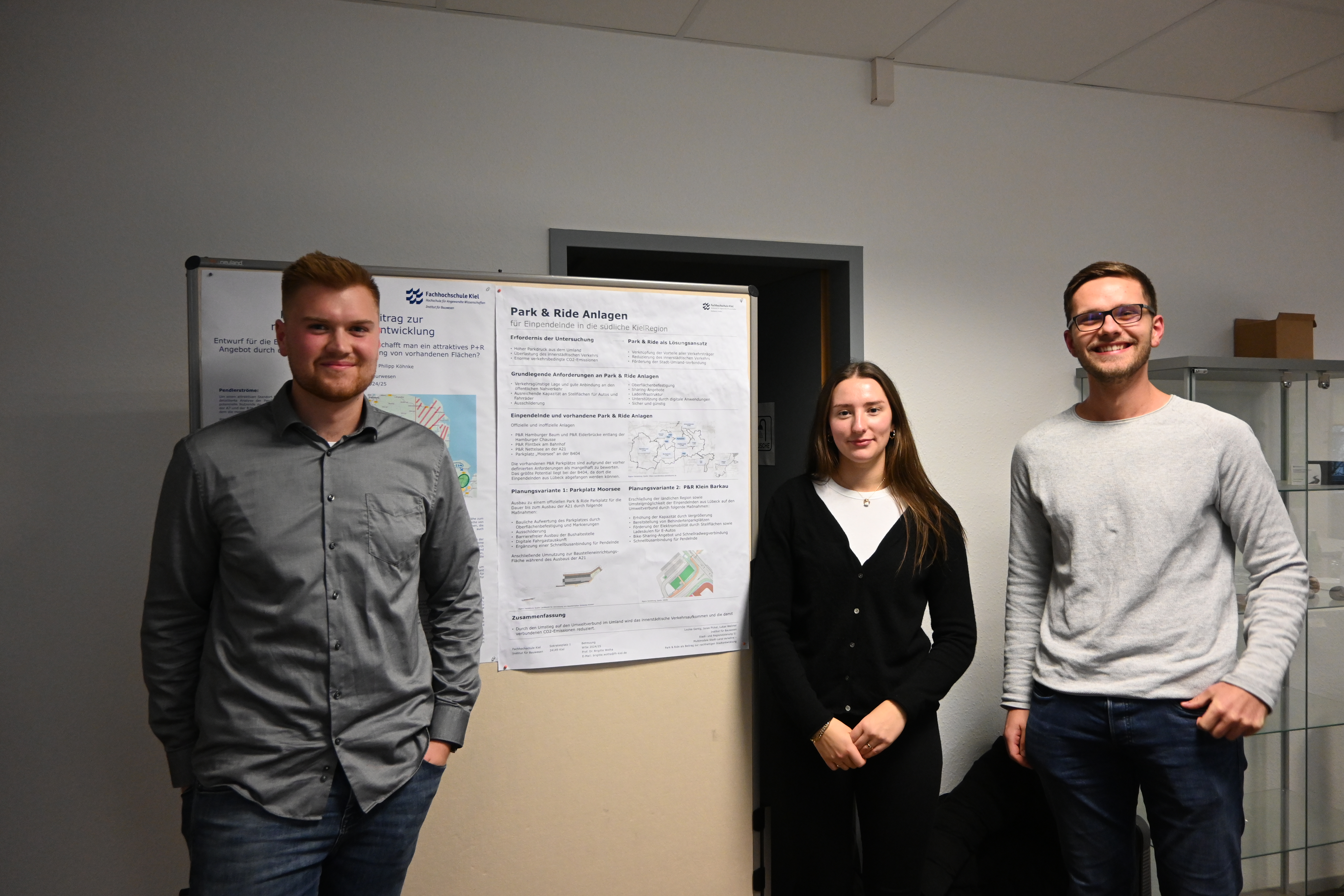 die Studierenden Jonas Pickel, Louisa Gertig und Lukas Wellmer bei ihrer Präsentation der Arbeitsergebnisse.