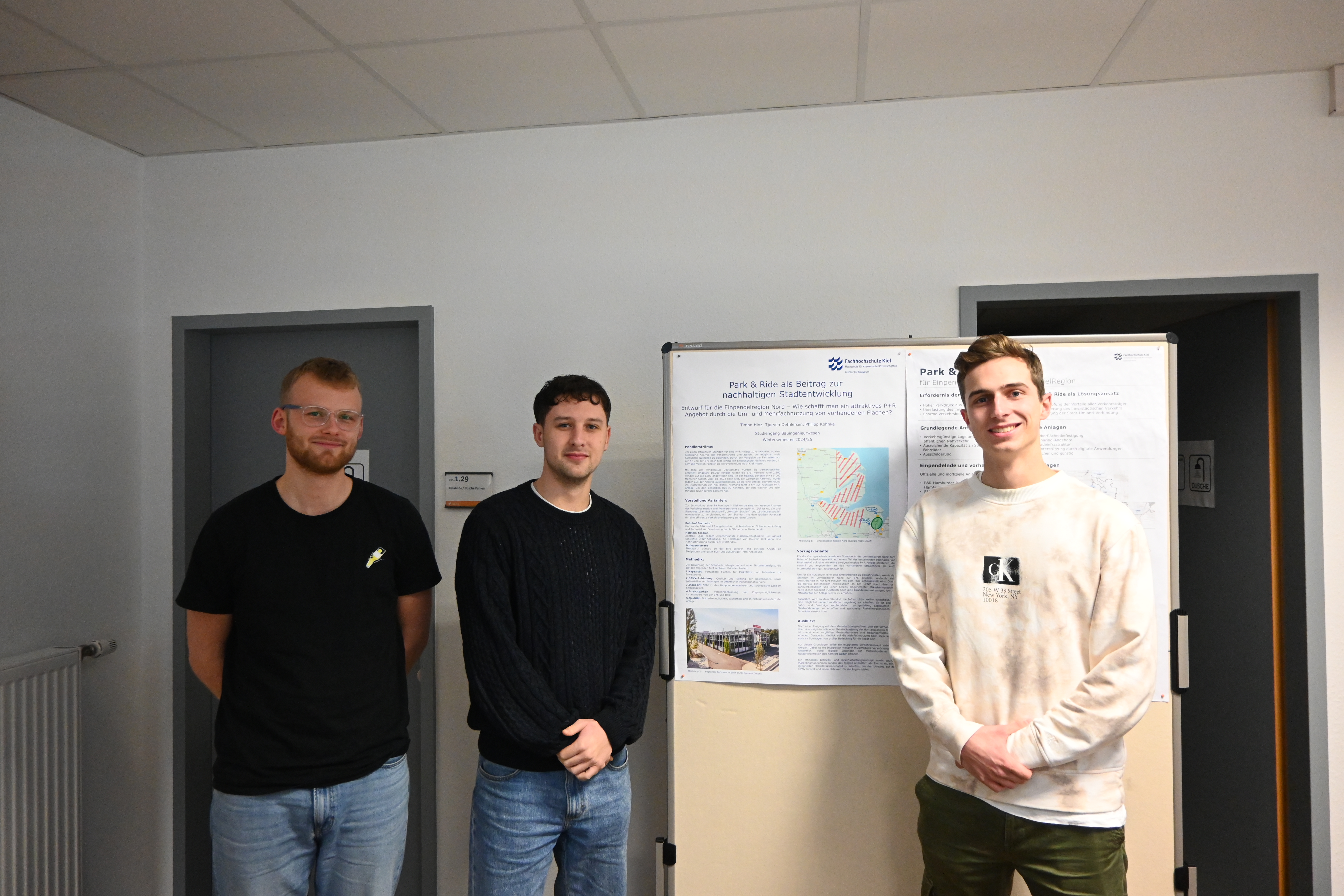 die Studierenden Timon Hinz, Tjorven Dethlefsen und Philipp Köhnke stehen vor ihrer Präsentation