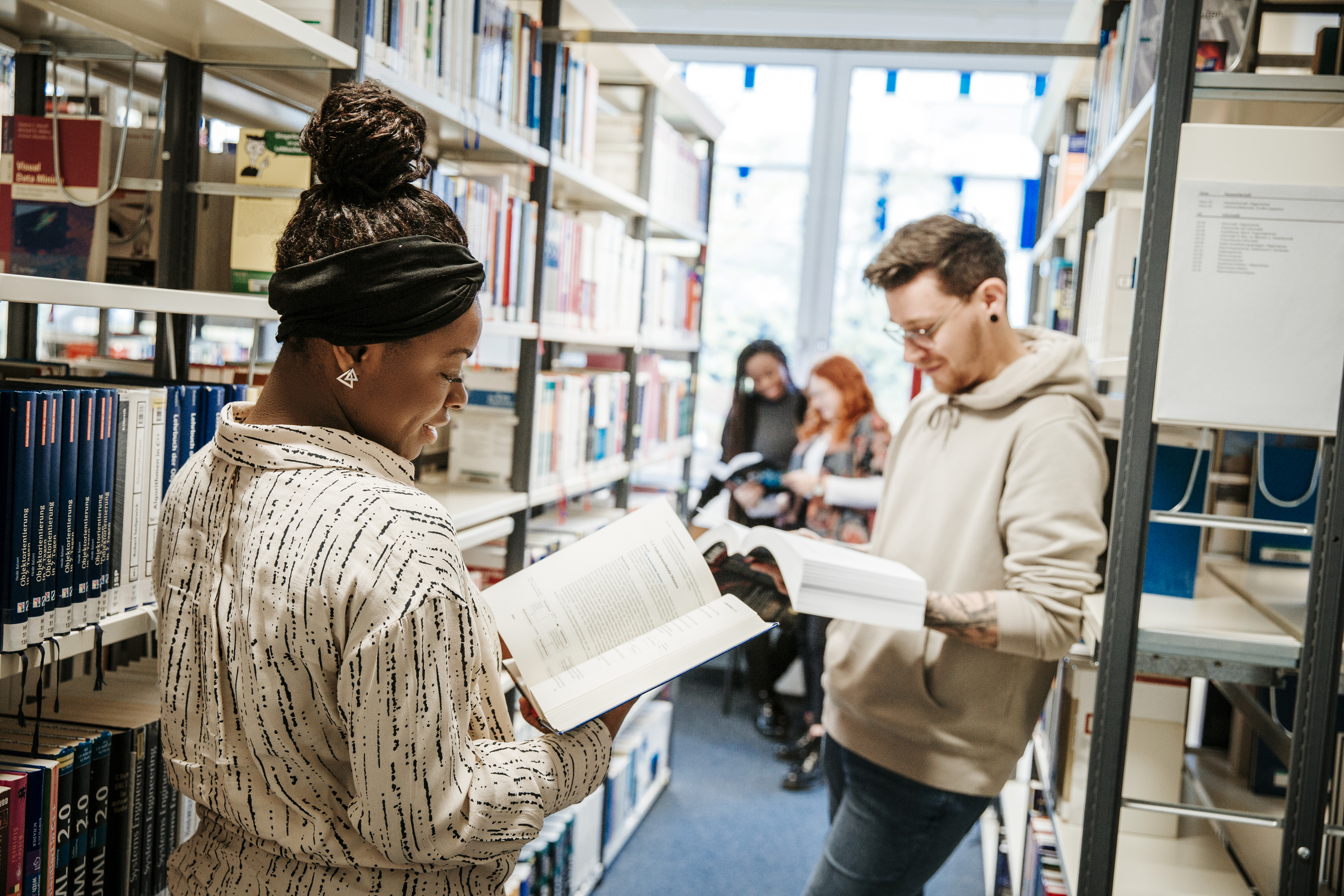Studierende stehen in der FH-Bibliothek