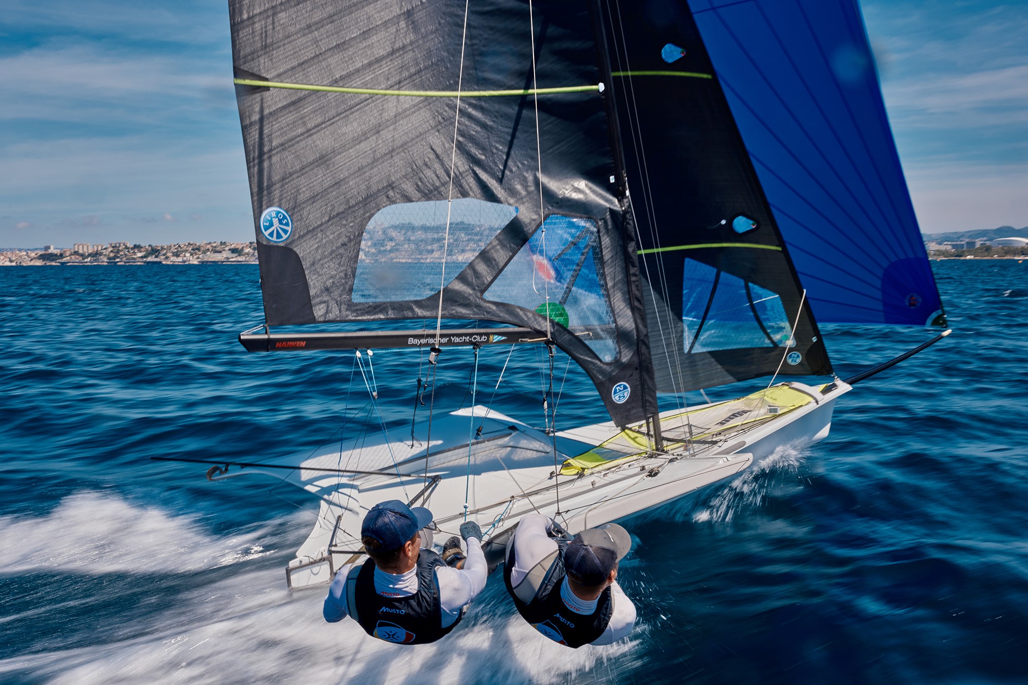 Andreas Spranger und sein Partner Jakob Meggendorfer im Einsatz auf ihrem 49er