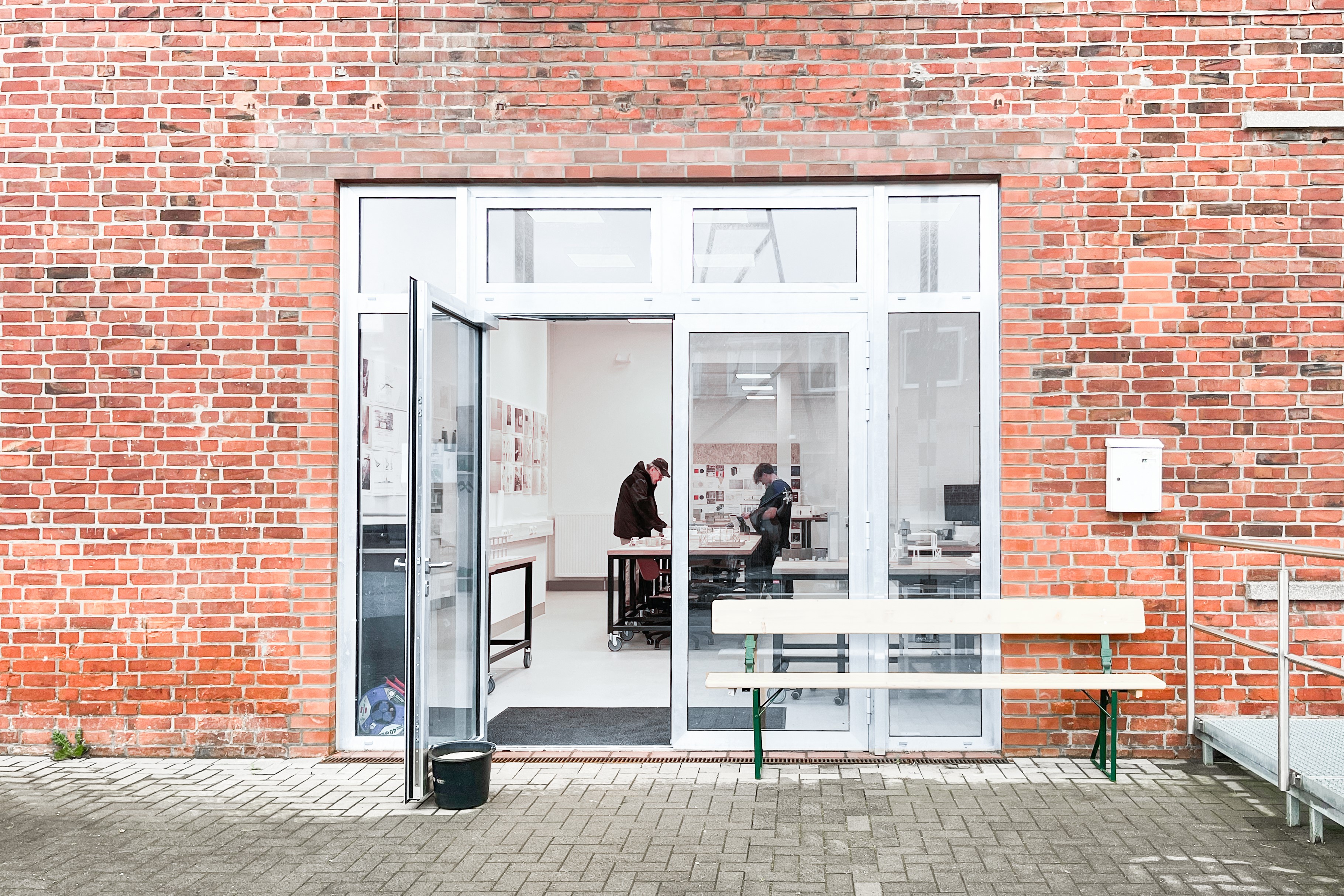 Die Eingangstür der Räume des Instituts für Bauwesen der FH Kiel am Seefischmarkt in Kiel.