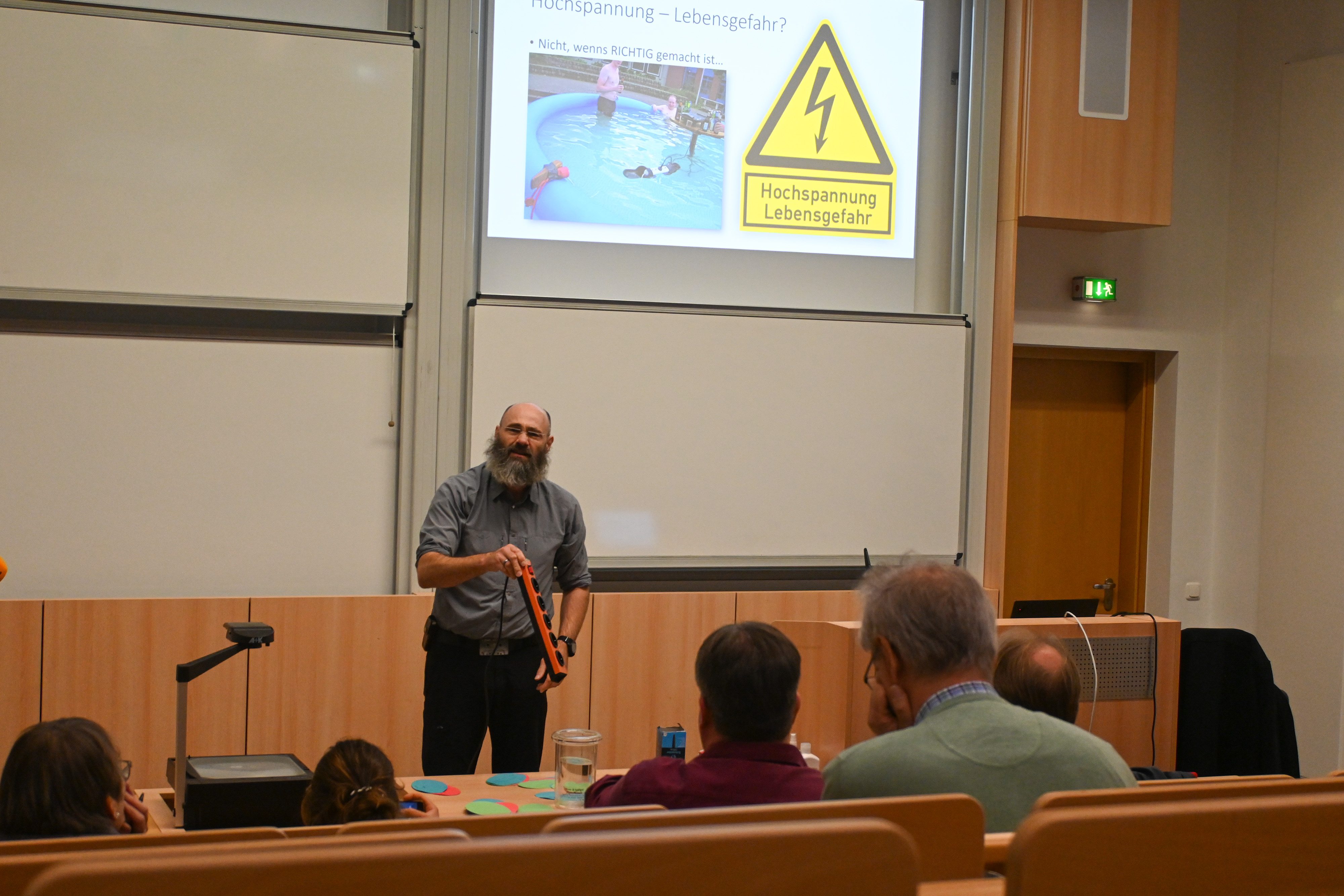 Prof. Dr. Kay Schmidt-Rethmeier bringt seinen Kolleg*innen seine Forschung näher.