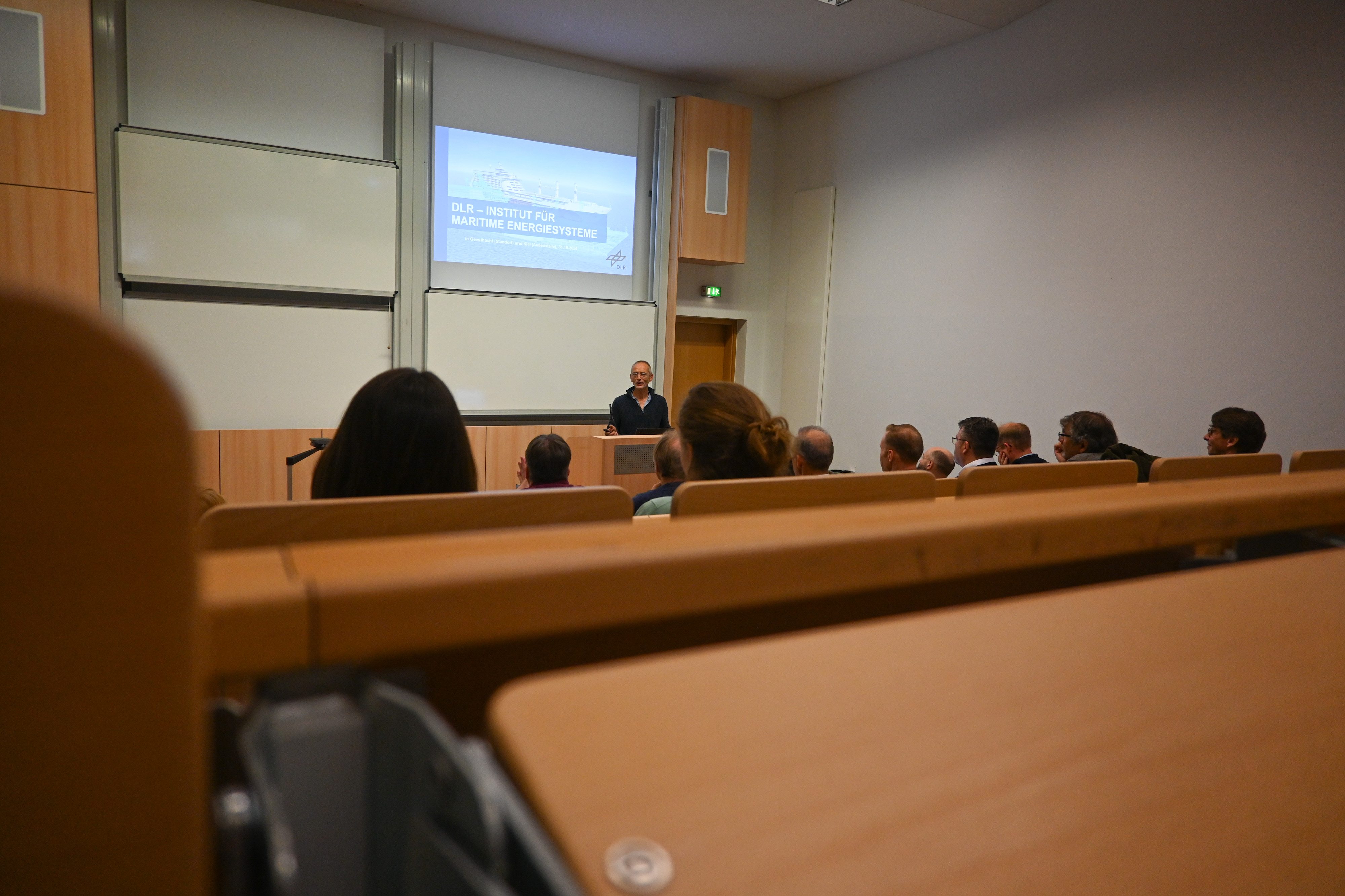 Dr. Michael Siegel vom Deutschen Zentrum für Luft- und Raumfahrt (DLR) hält einen Vortrag.