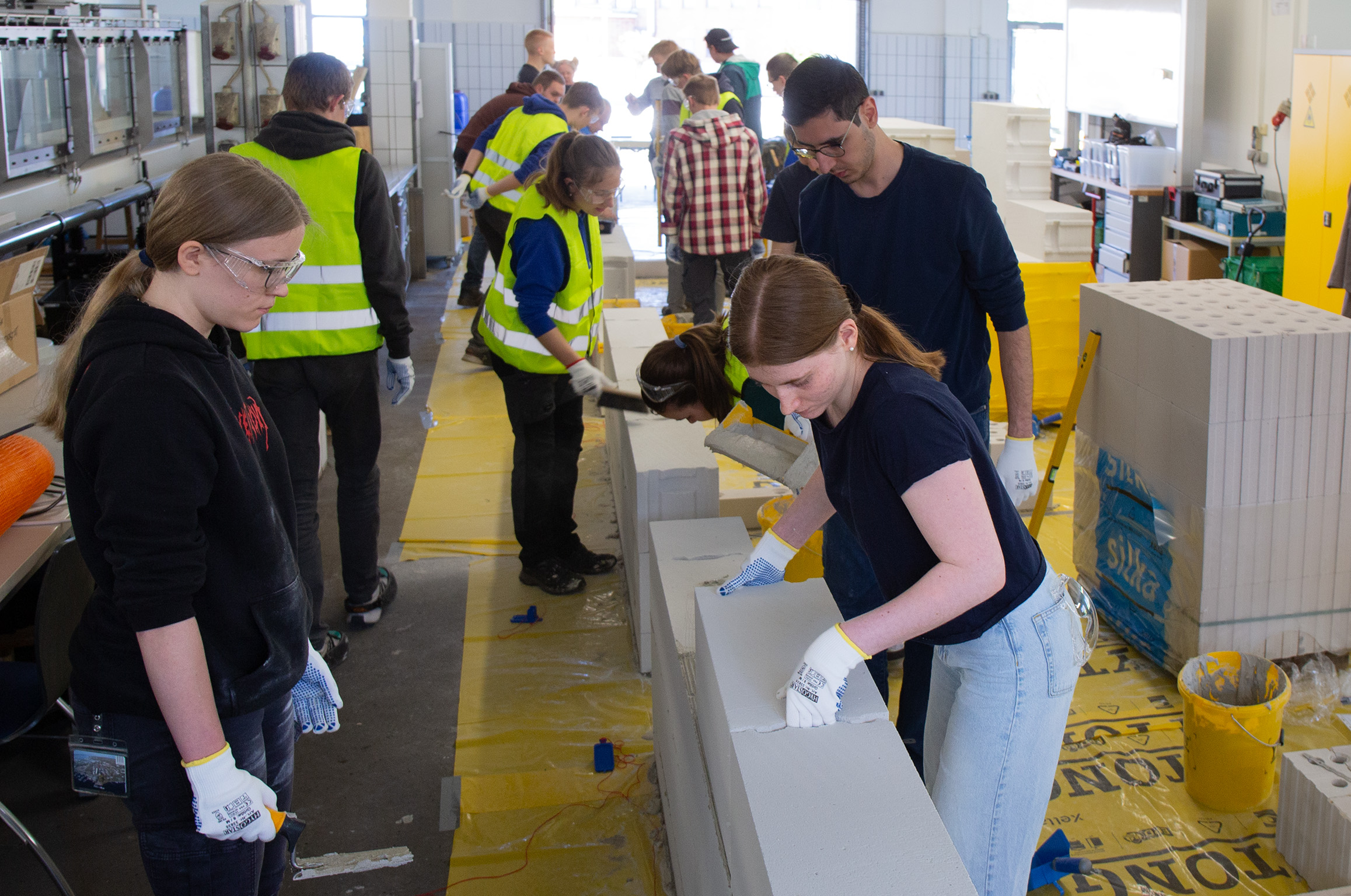 Tag_des_Mauerwerks_1 FH-Studentin Jett Dost setzt einen Stein am Tag des Mauerwerks an der FH Kiel