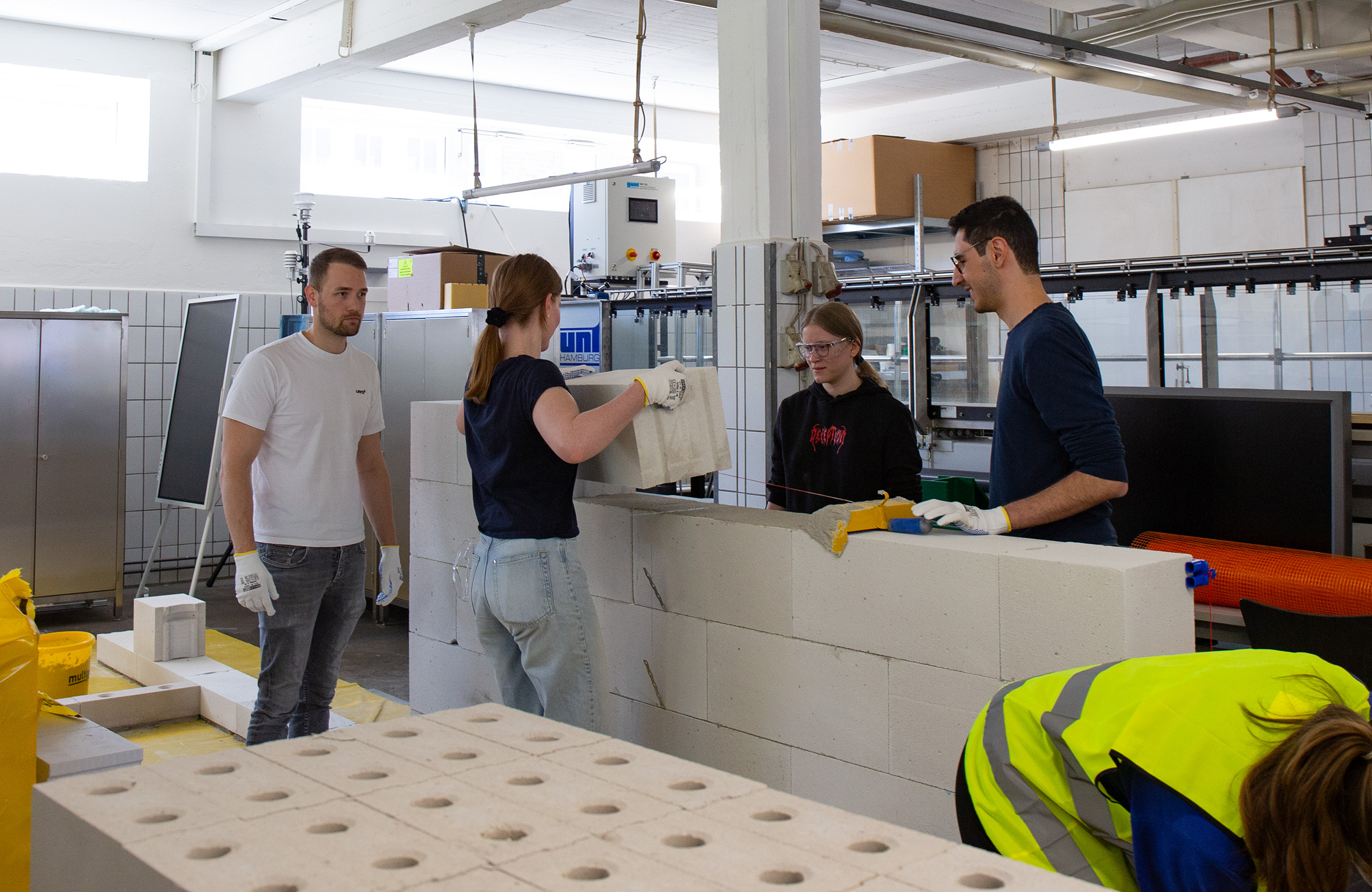 Tag_des_Mauerwerks_2 Studierende der FH Kiel setzen für Übungszwecke Stein auf Stein am Tag des Mauerwerks an der FH Kiel.