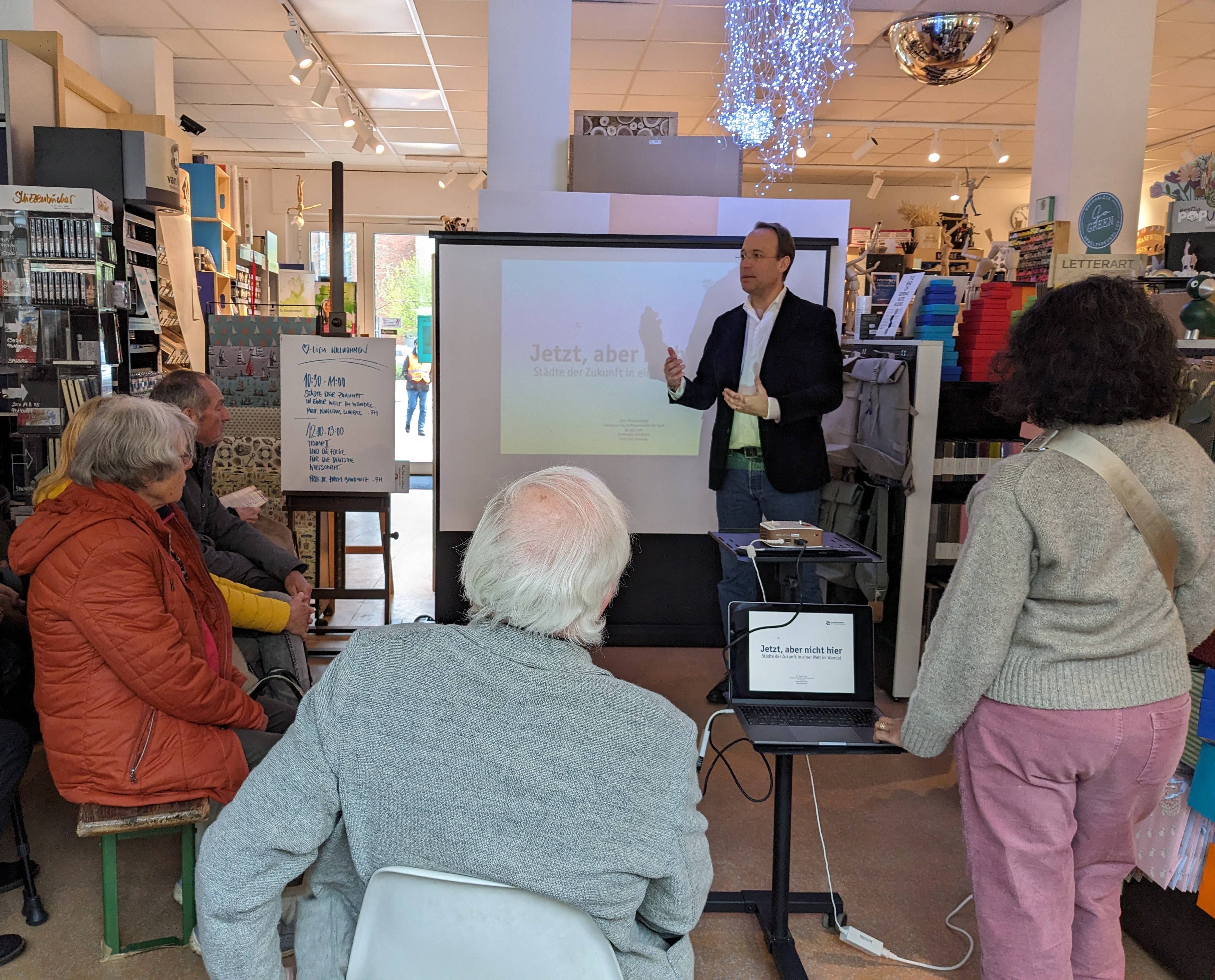 Vorträge locken in die Geschäfte: 2024 sprach Prof. Nikolaus Knebel vom Institut für Bauwesen bei Hugo Hamann über Städte der Zukunft.