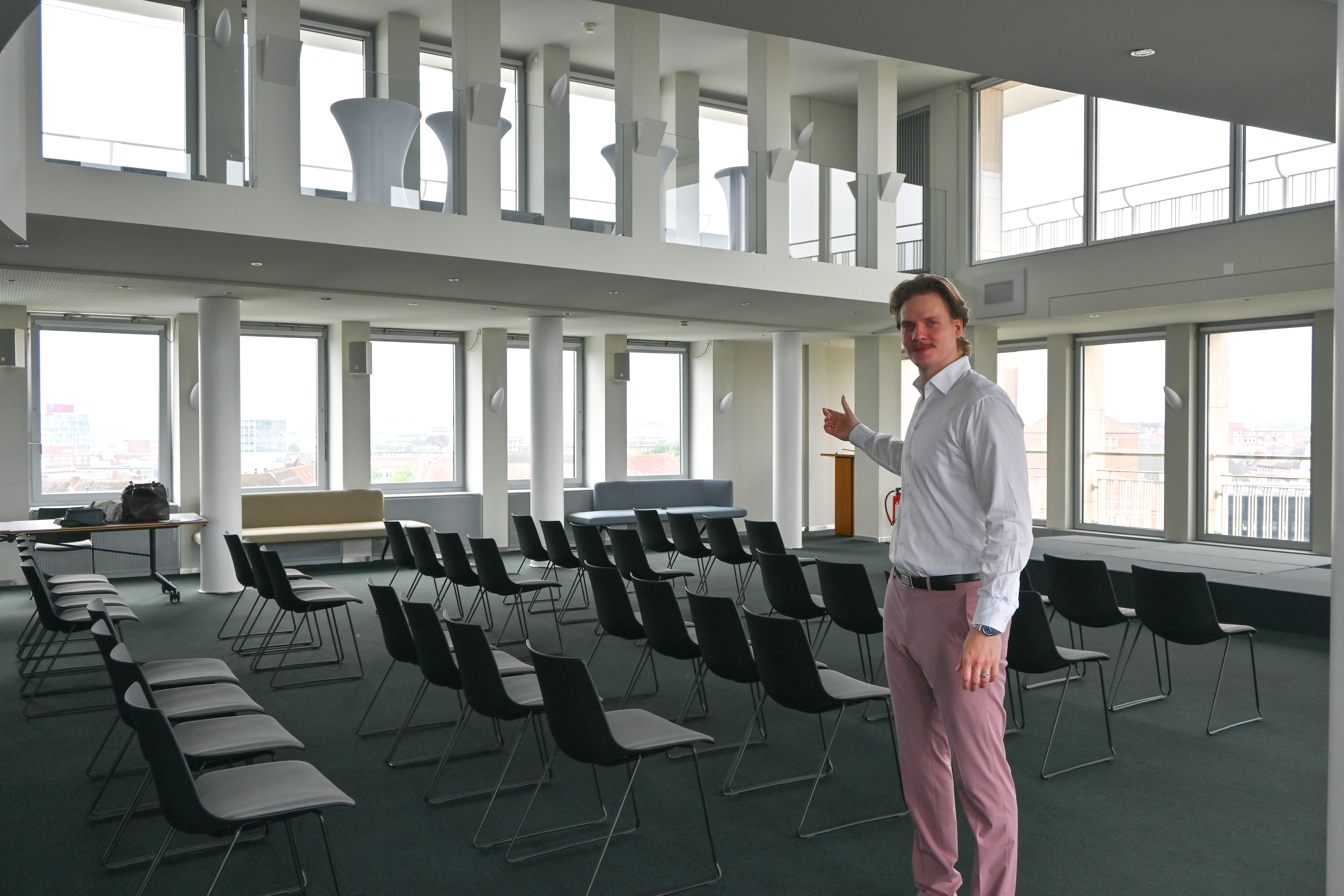 Hansen zeigt den Raum seiner Eventlocation.