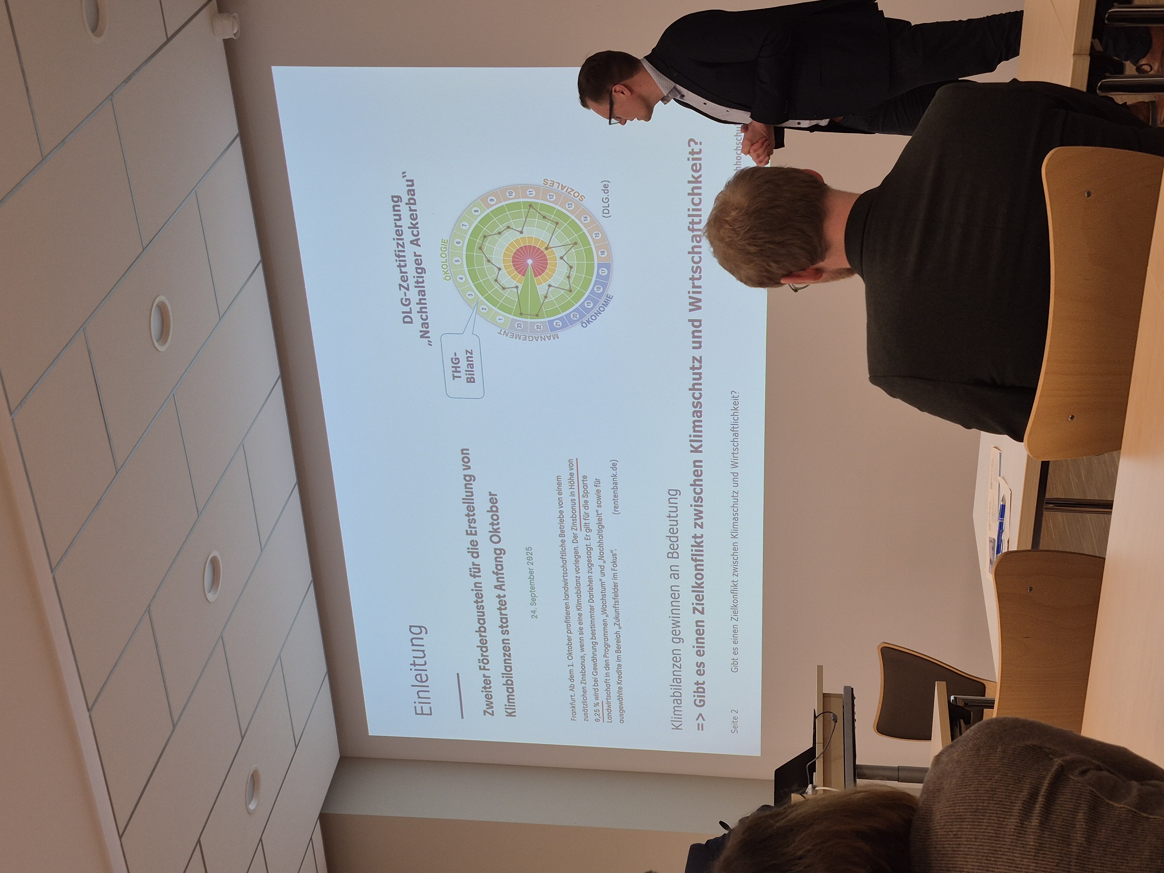 Menschen in einem Saal