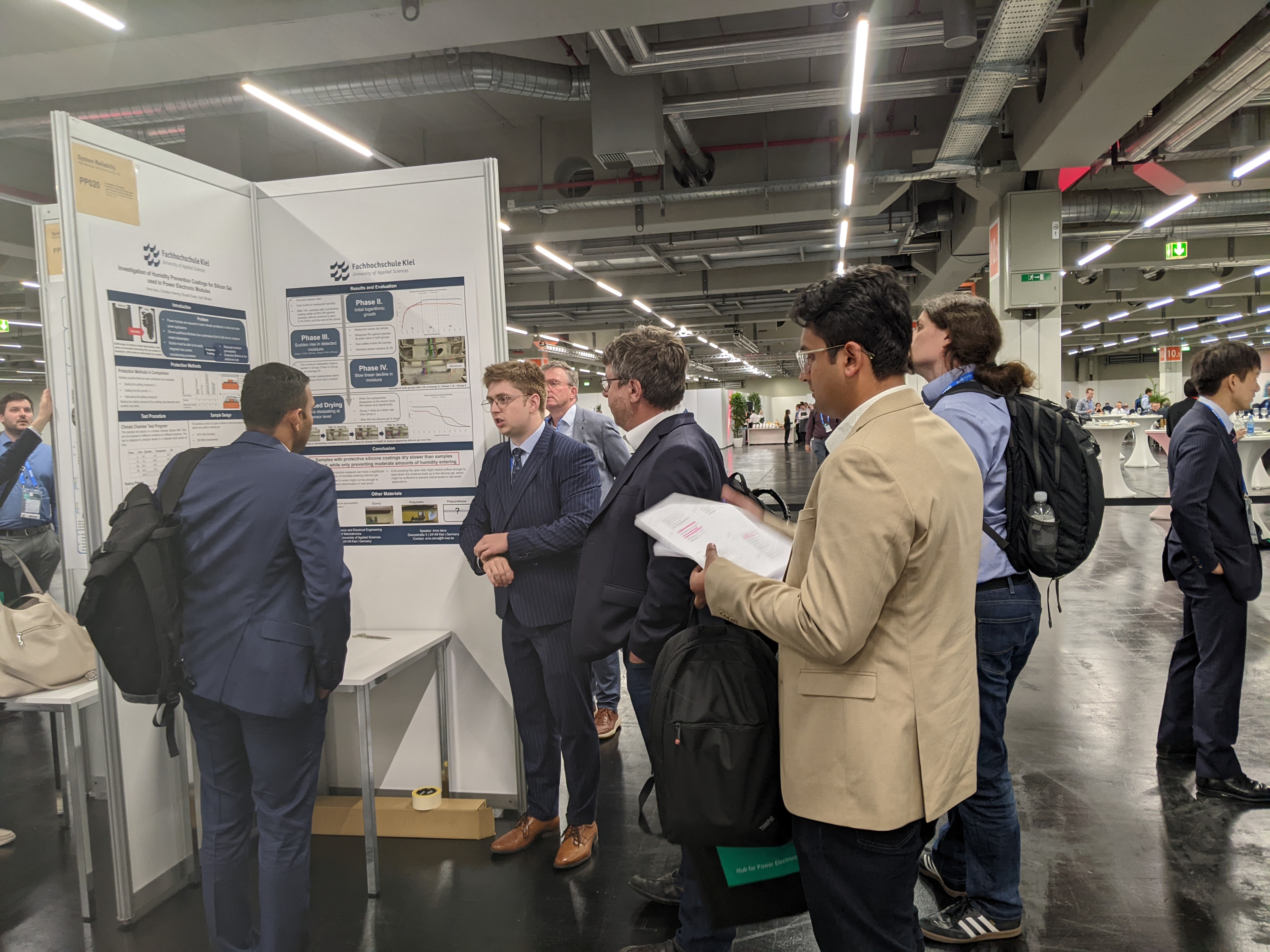 Großer Andrang: Interessierten Besucher*innen erklärt Bachelorstudent Arne Iskra seinen Forschungsansatz. Großer Andrang: Interessierten Besucher*innen erklärt Bachelorstudent Arne Iskra seinen Forschungsansatz.